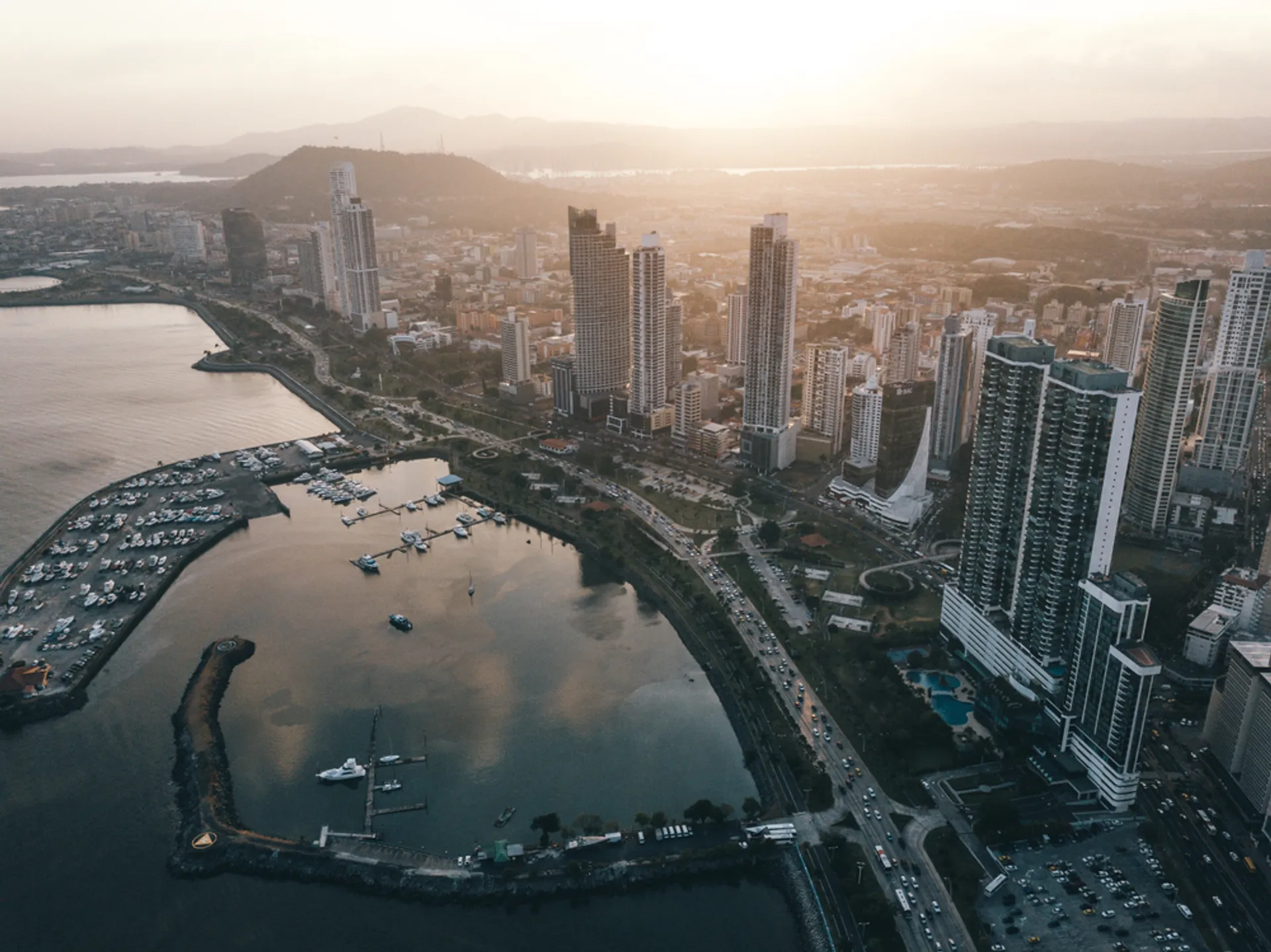 Panama: golf medzi tropickou prírodou, moderným mestom a Pacifikom
