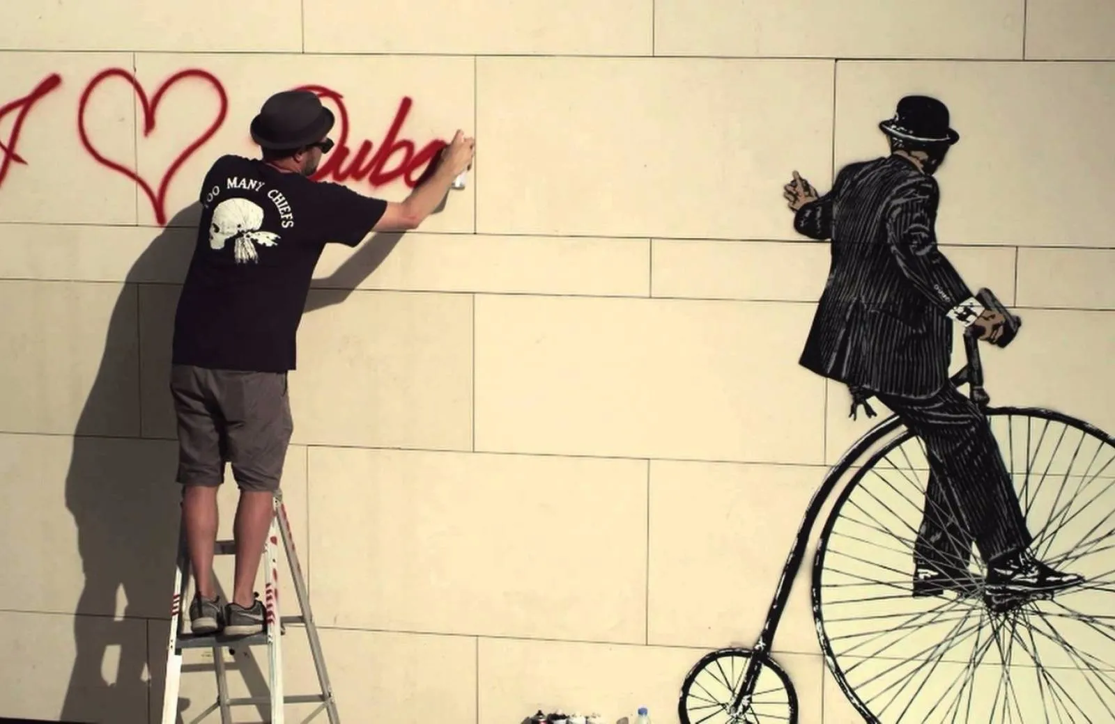 Graffiti na budove v CityWalk Dubai