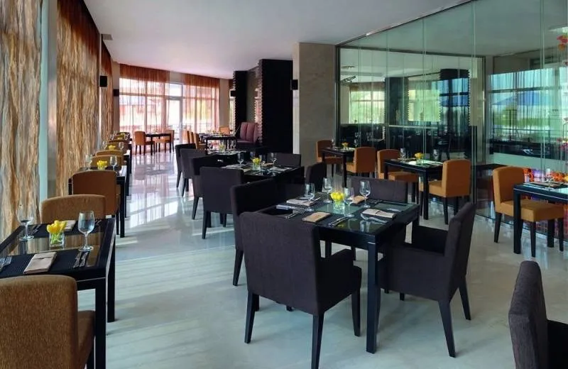 Mövenpick Hotel Jumeirah Lakes Towers 5*