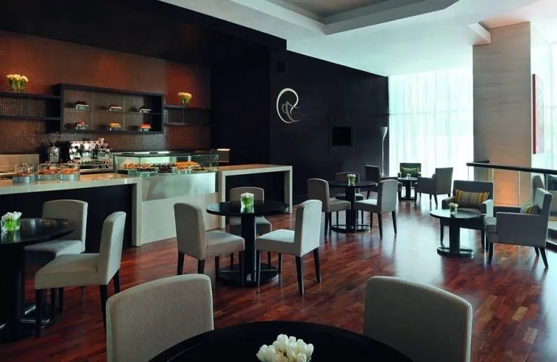 Mövenpick Hotel Jumeirah Lakes Towers 5*
