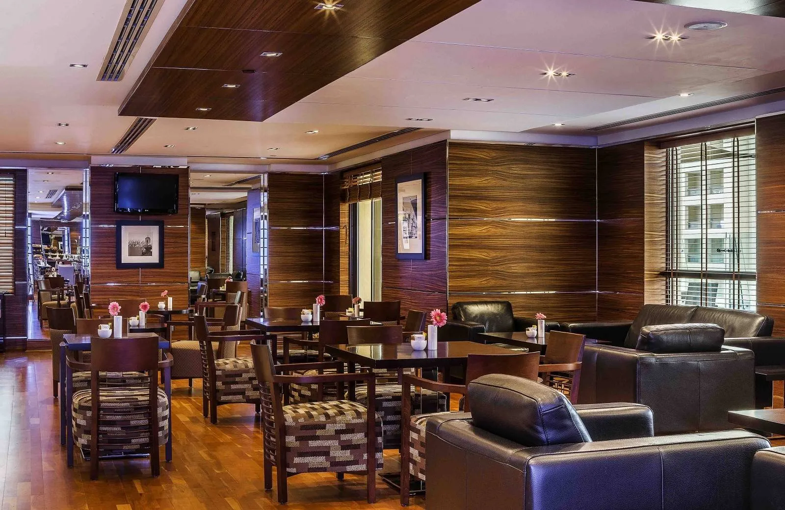 Hilton Dubai The Walk 4*