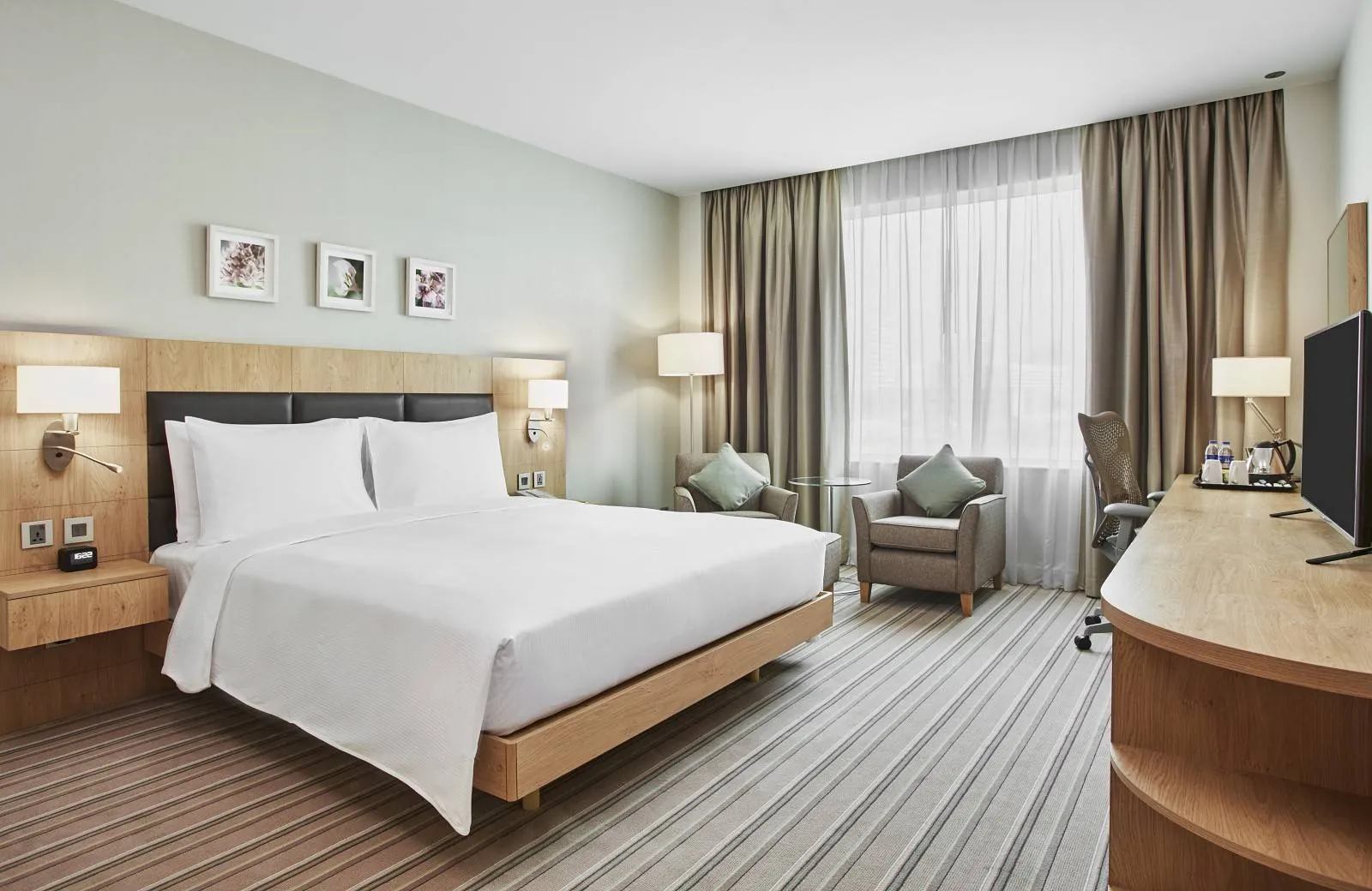 Hilton Garden Inn Dubai, Mall Avenue 4*