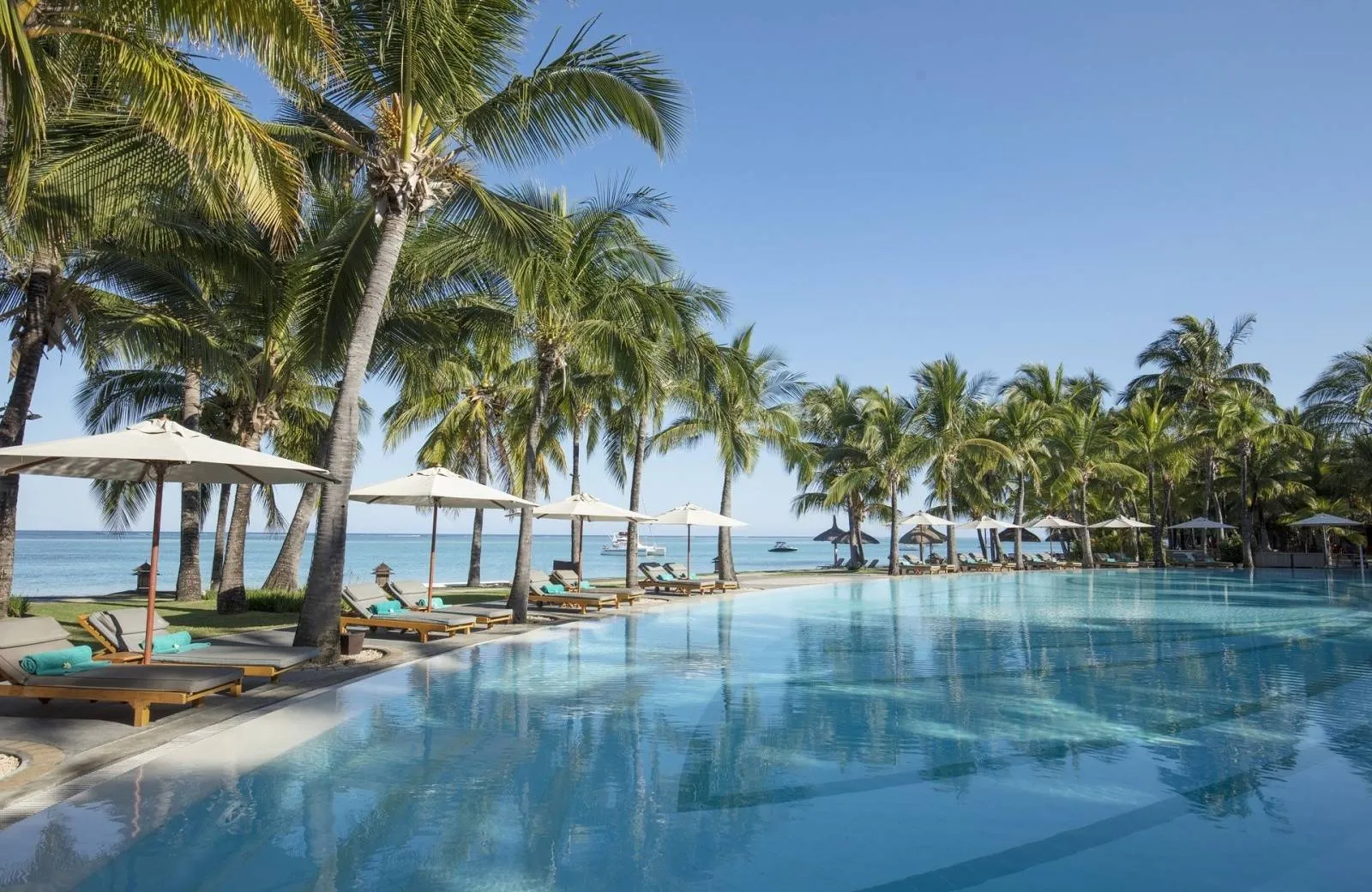 Paradis Beachcomber Golf Resort & Spa 5*