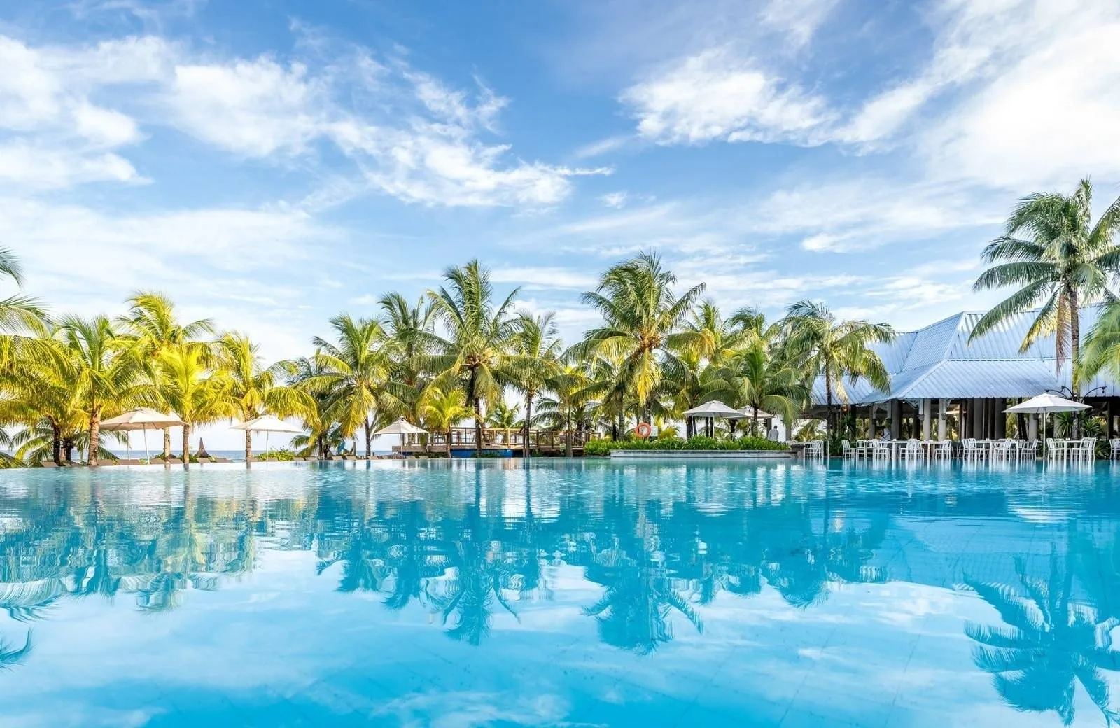 Victoria Beachcomber Resort & Spa 4*