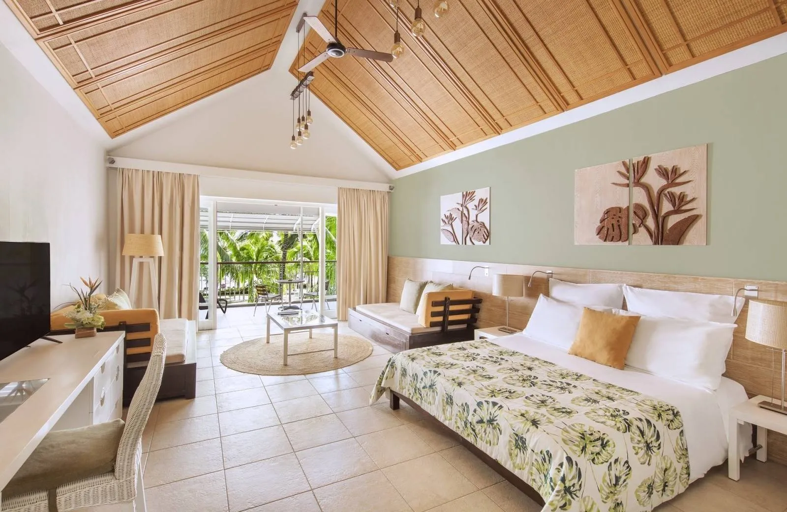 Victoria Beachcomber Resort & Spa 4*