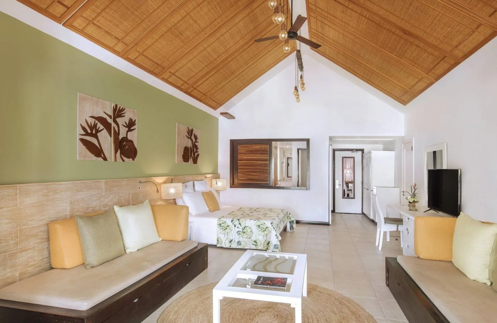 Victoria Beachcomber Resort & Spa 4*