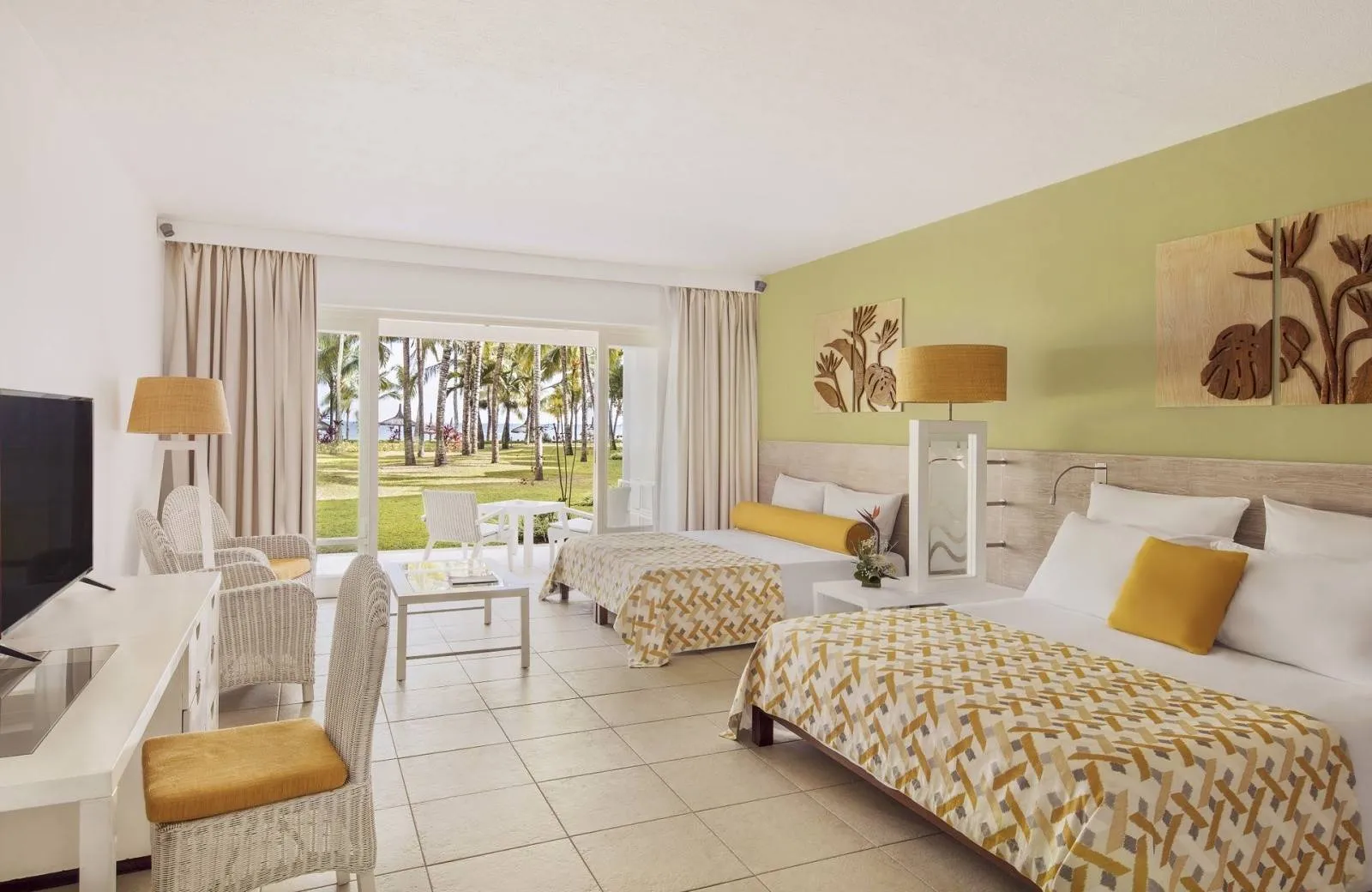 Victoria Beachcomber Resort & Spa 4*