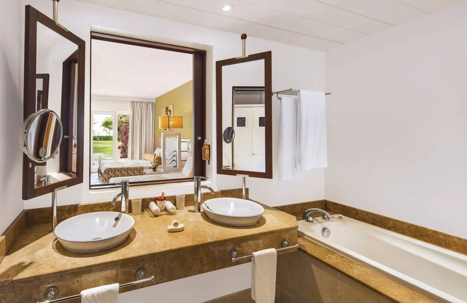 Victoria Beachcomber Resort & Spa 4*