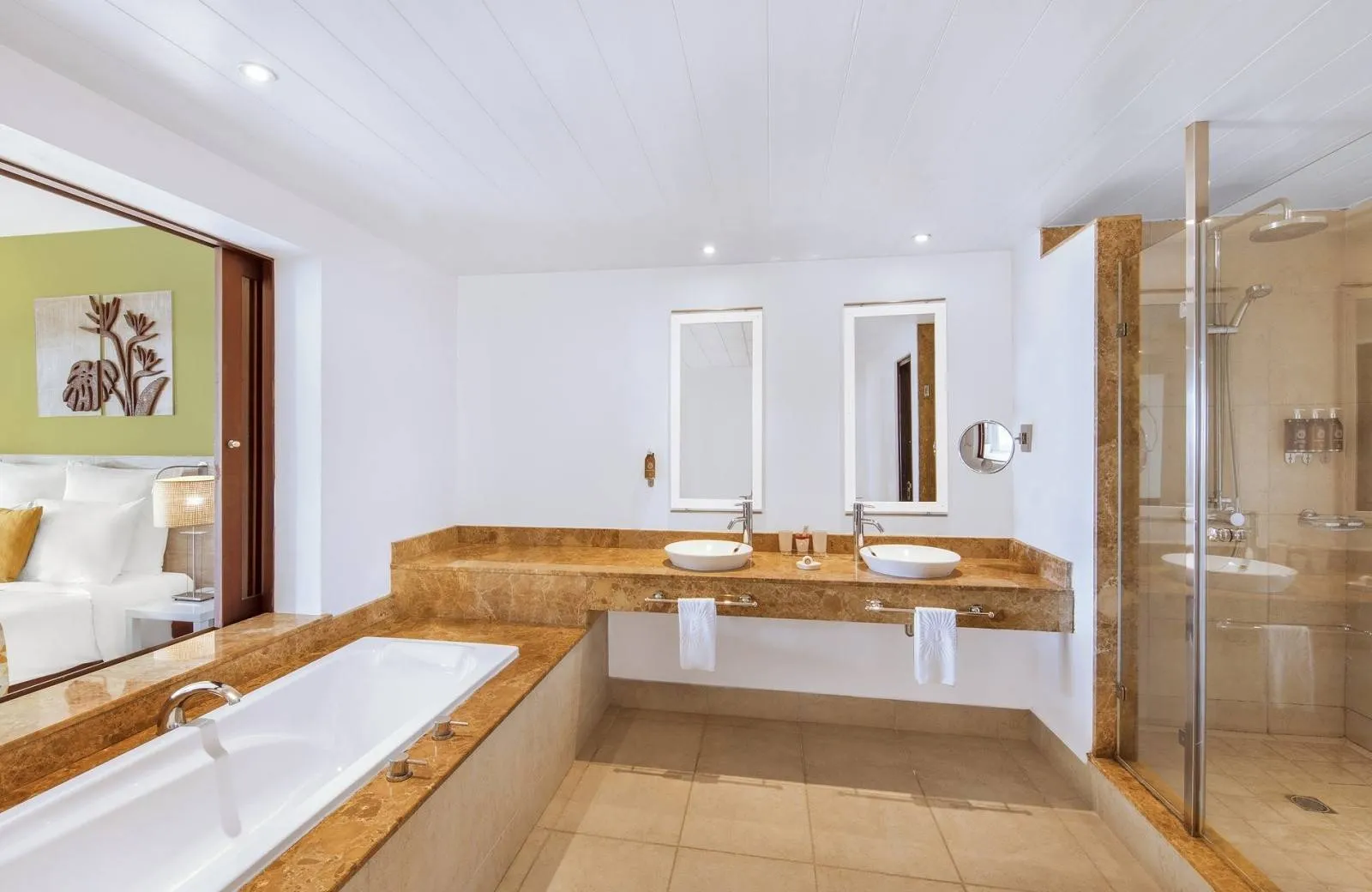 Victoria Beachcomber Resort & Spa 4*