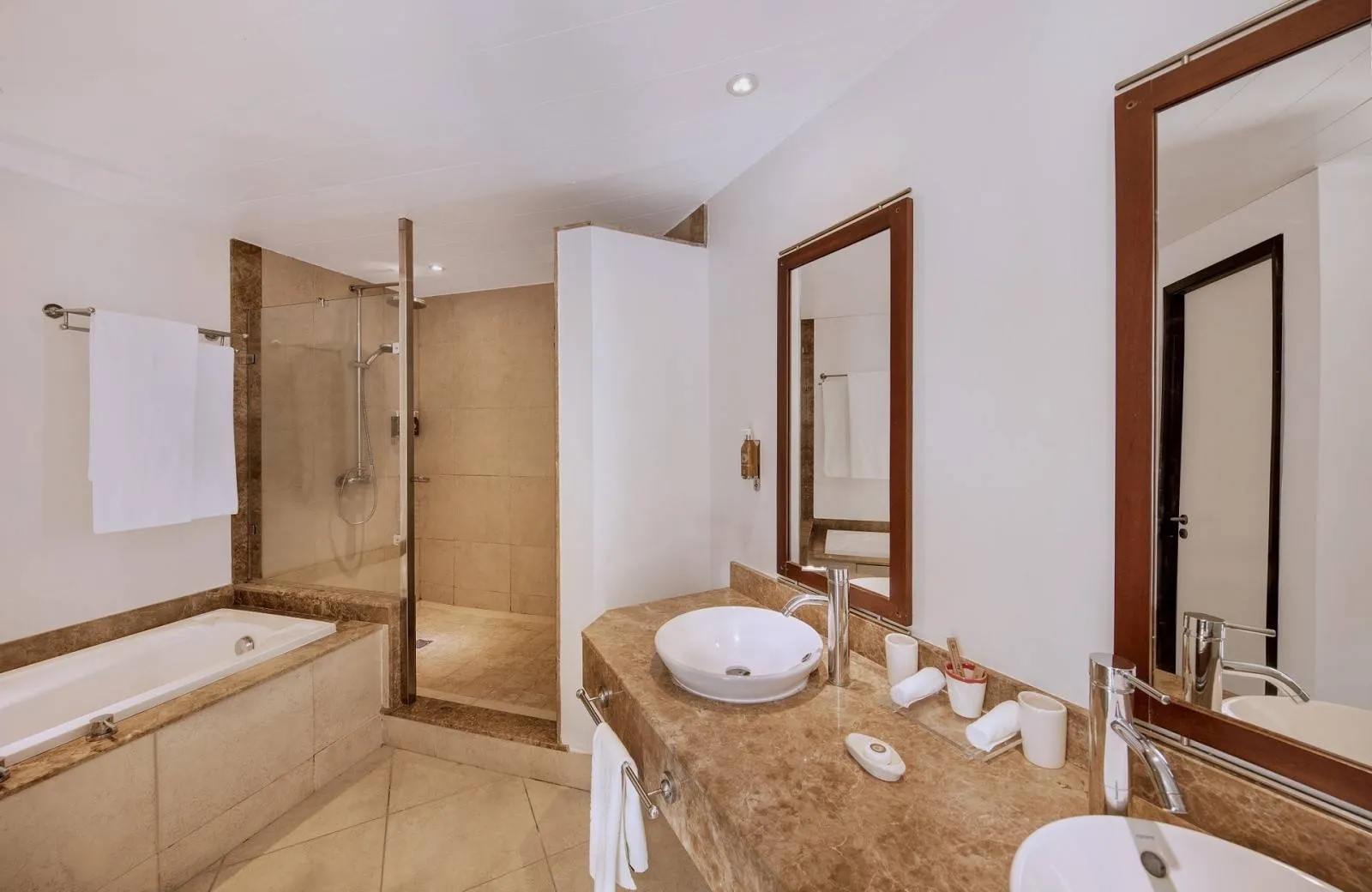 Victoria Beachcomber Resort & Spa 4*