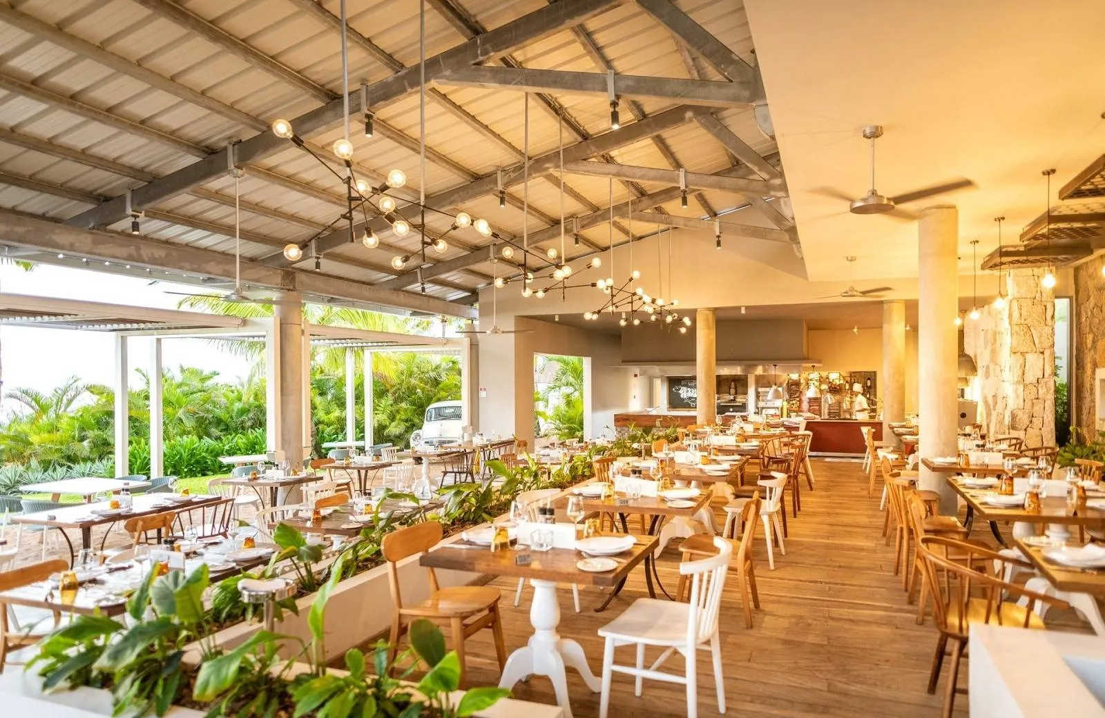 Victoria Beachcomber Resort & Spa 4*