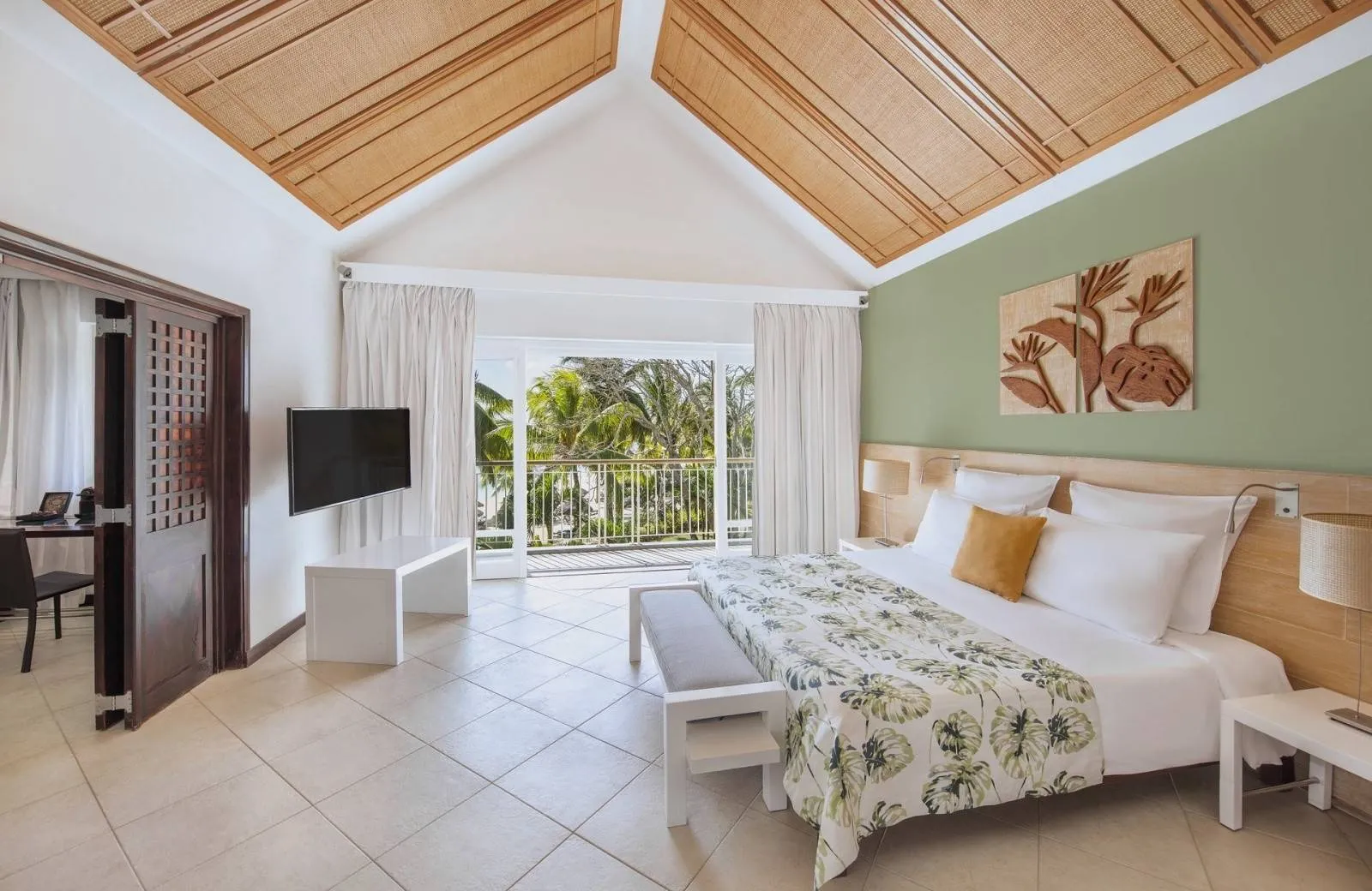 Victoria Beachcomber Resort & Spa 4*