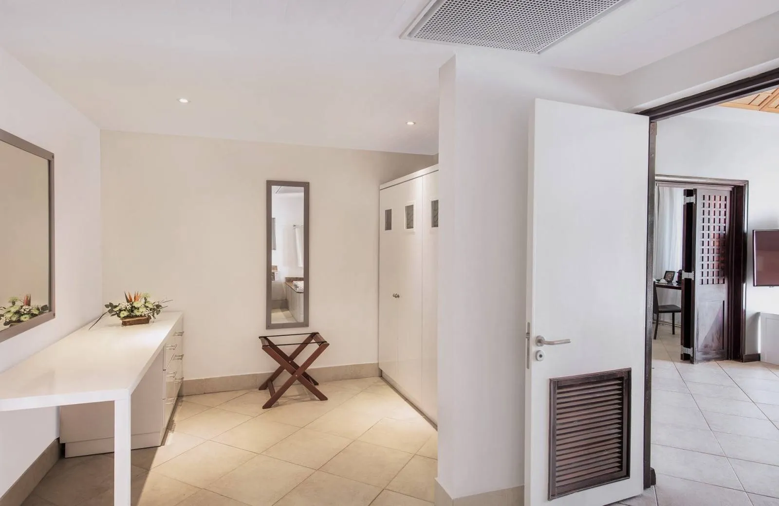 Victoria Beachcomber Resort & Spa 4*