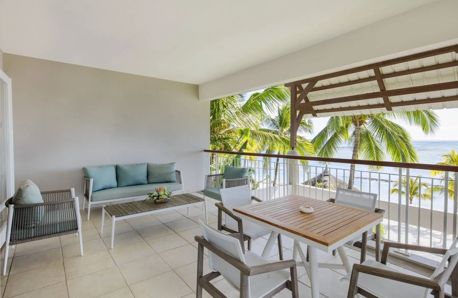 Victoria Beachcomber Resort & Spa 4*