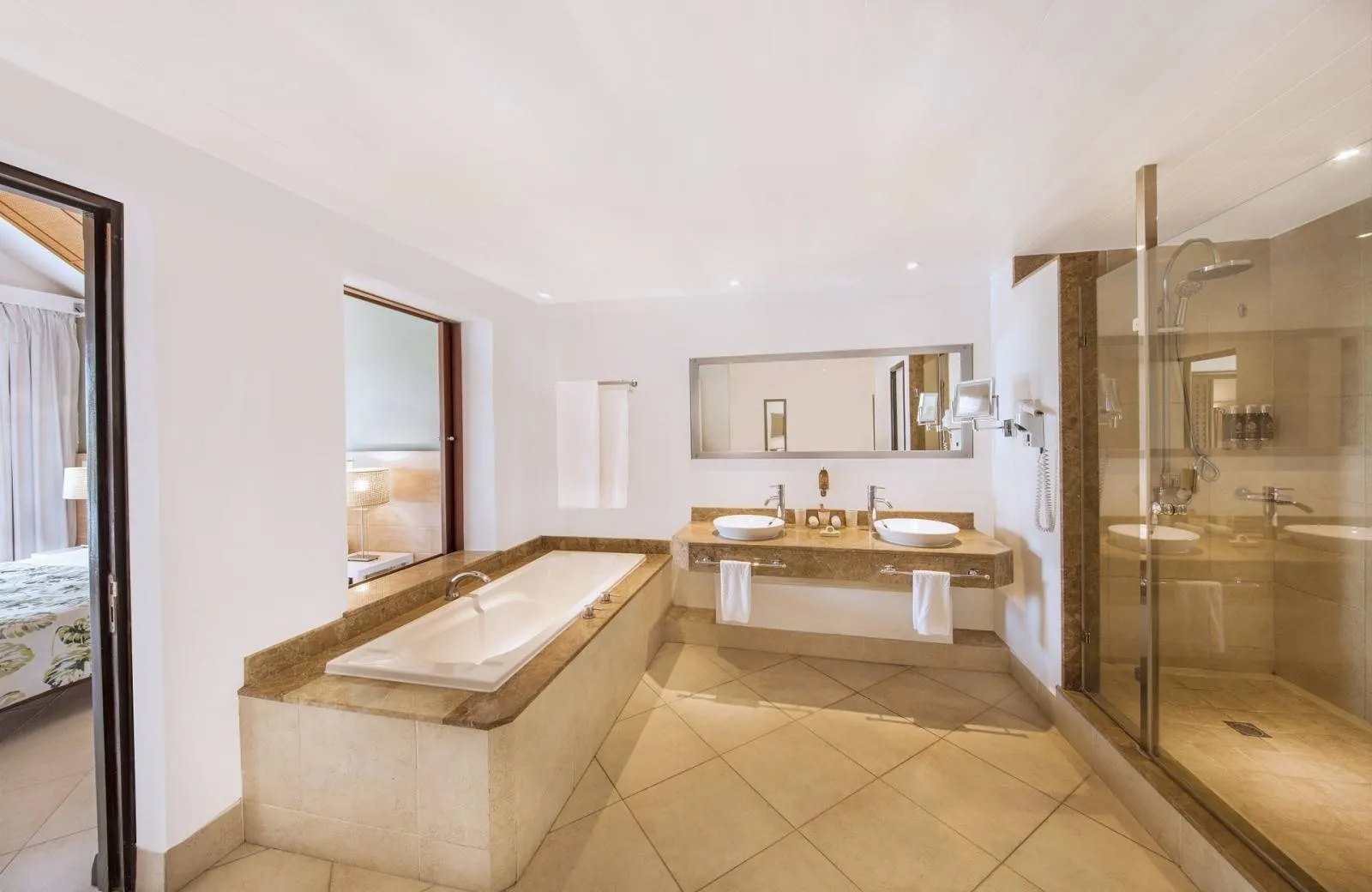 Victoria Beachcomber Resort & Spa 4*