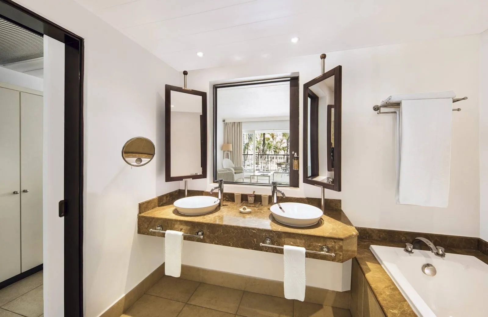 Victoria Beachcomber Resort & Spa 4*