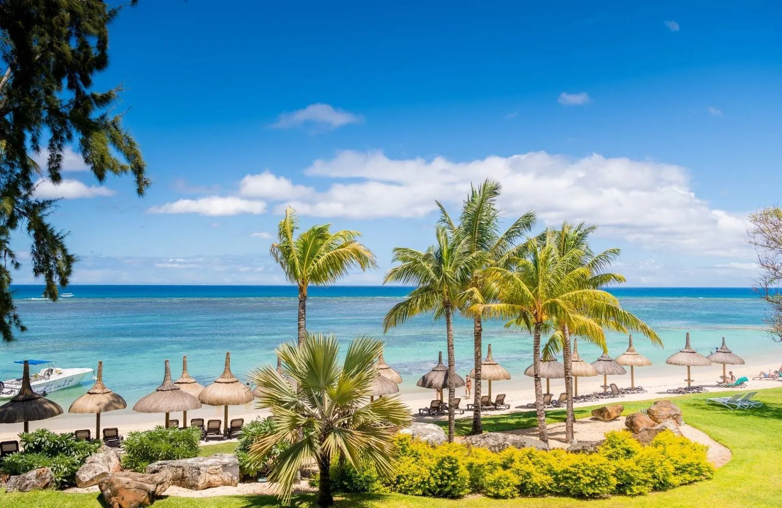 Victoria Beachcomber Resort & Spa 4*