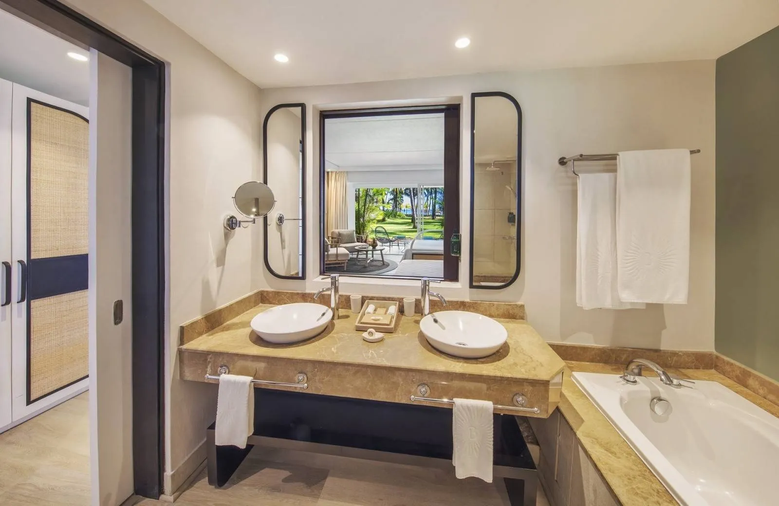 Victoria Beachcomber Resort & Spa 4*