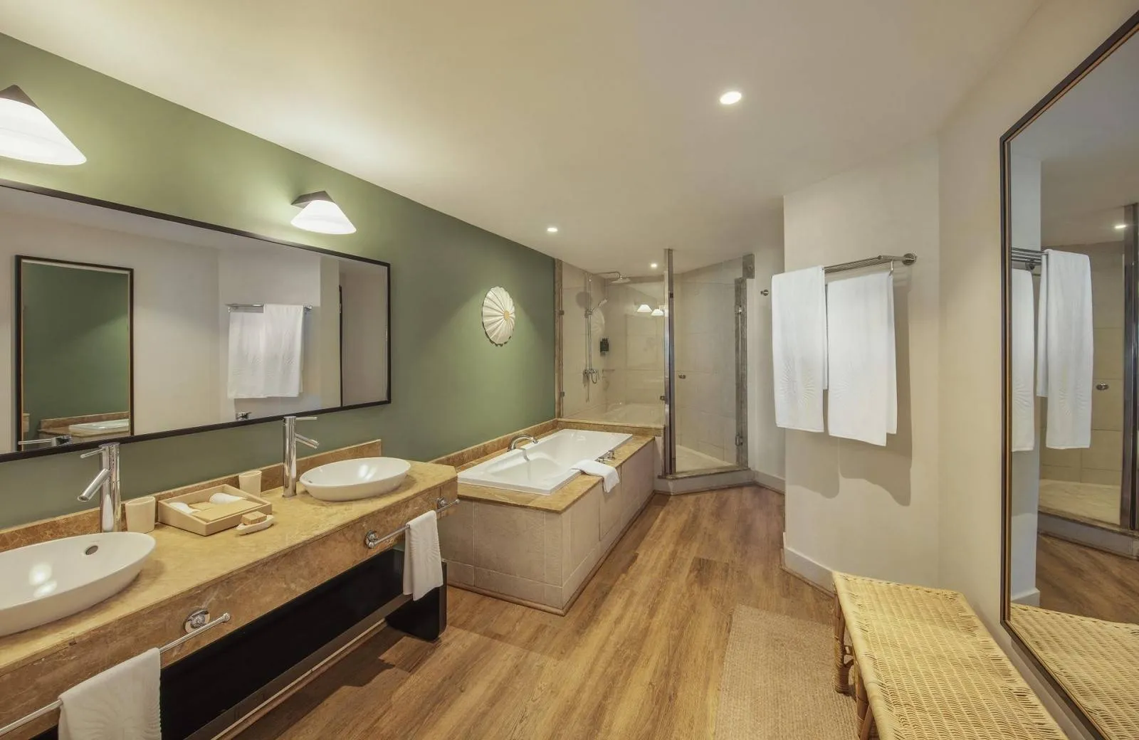 Victoria Beachcomber Resort & Spa 4*