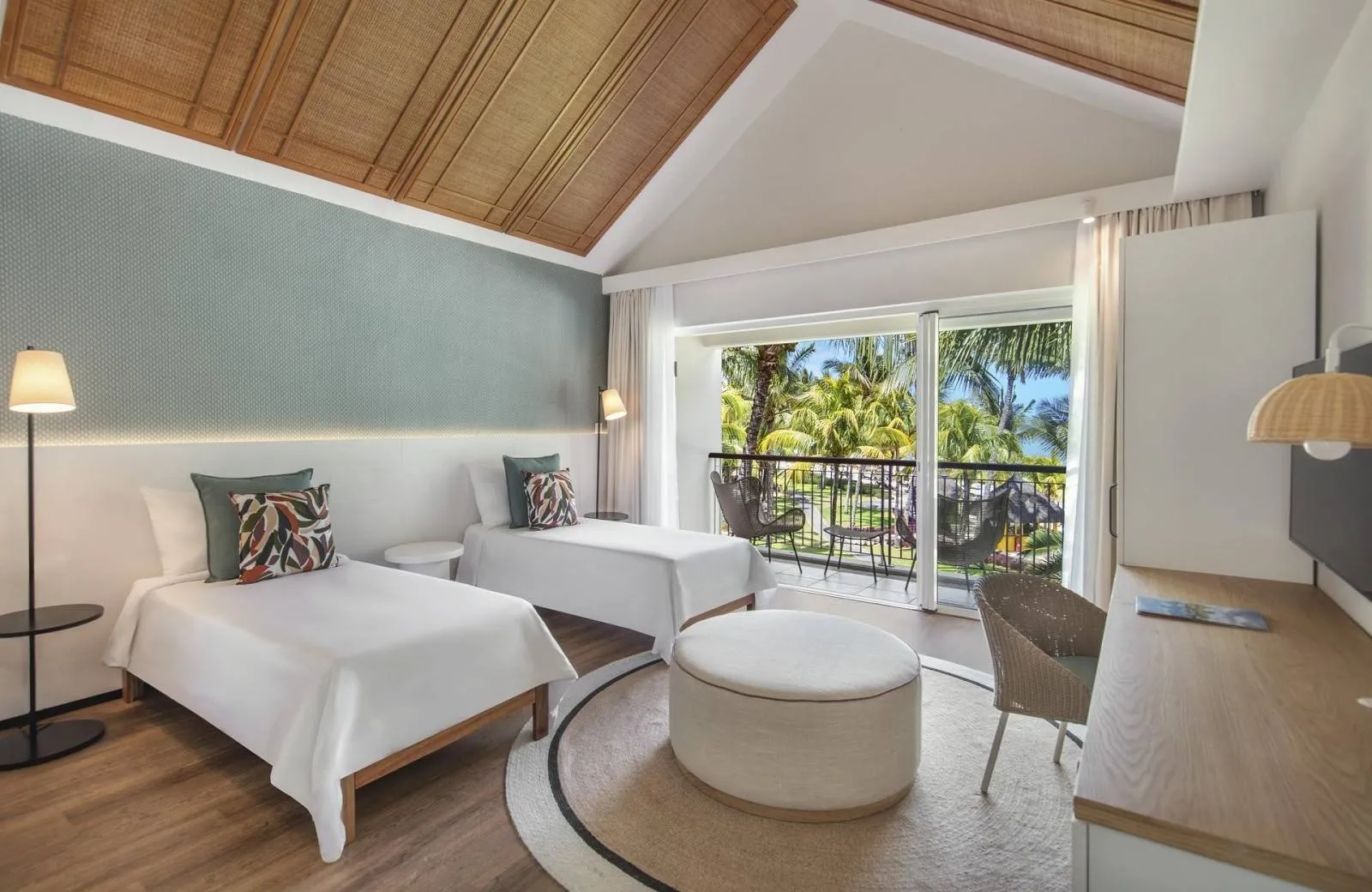 Victoria Beachcomber Resort & Spa 4*