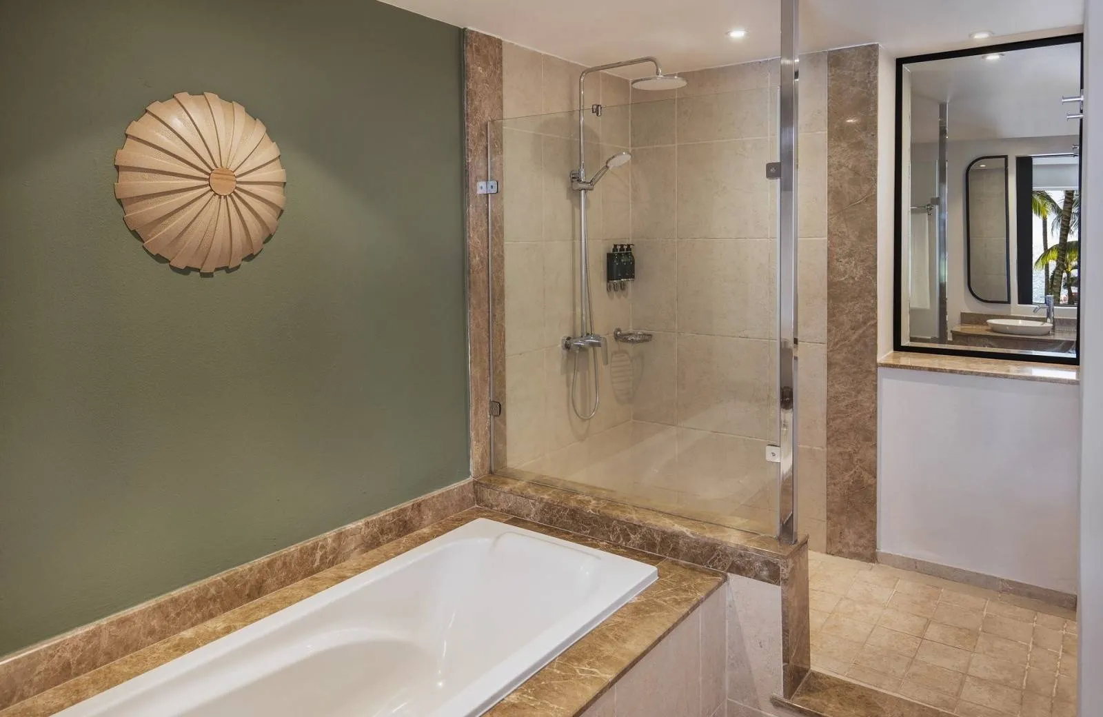 Victoria Beachcomber Resort & Spa 4*