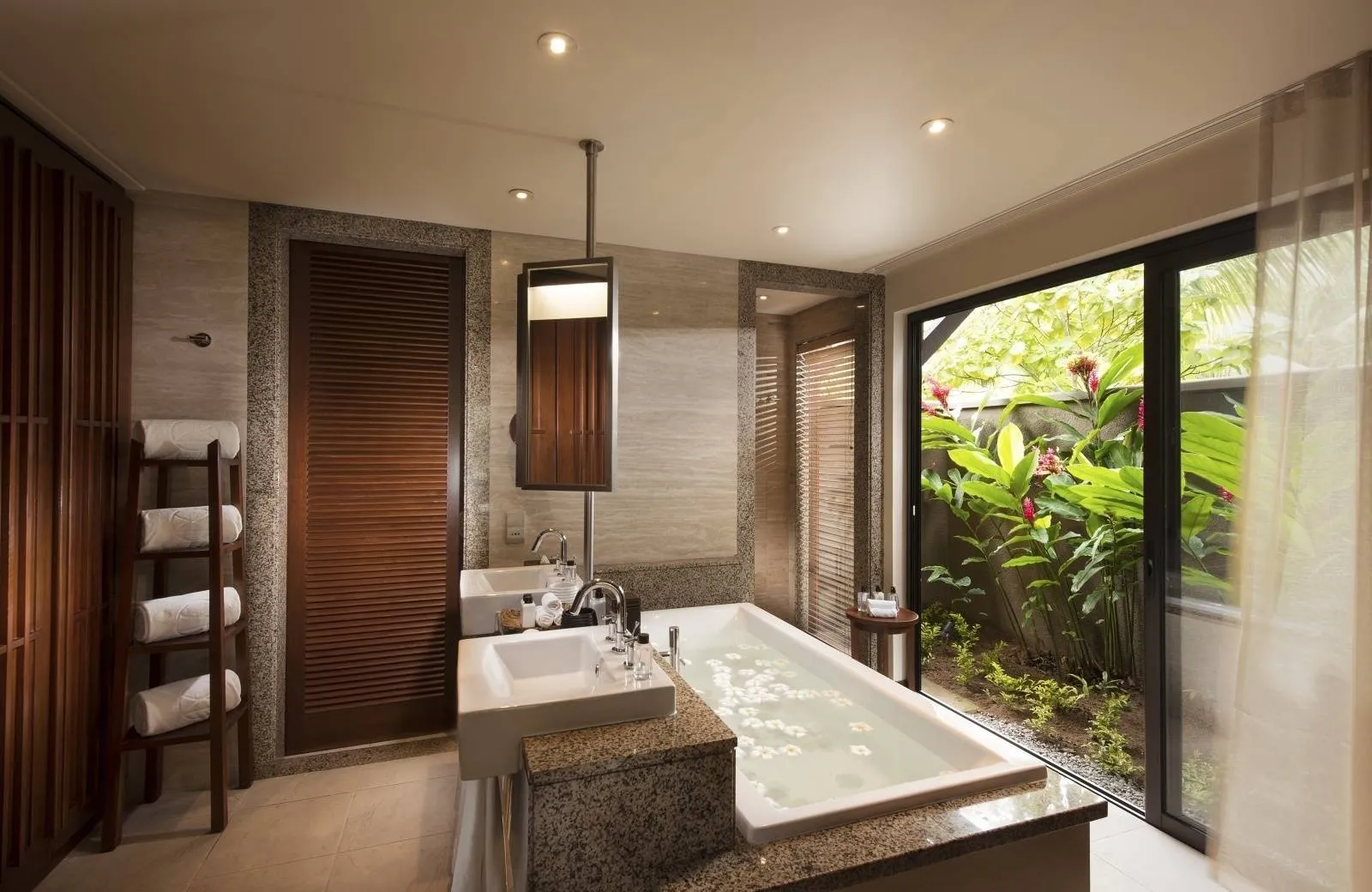 Constance Ephelia 5*