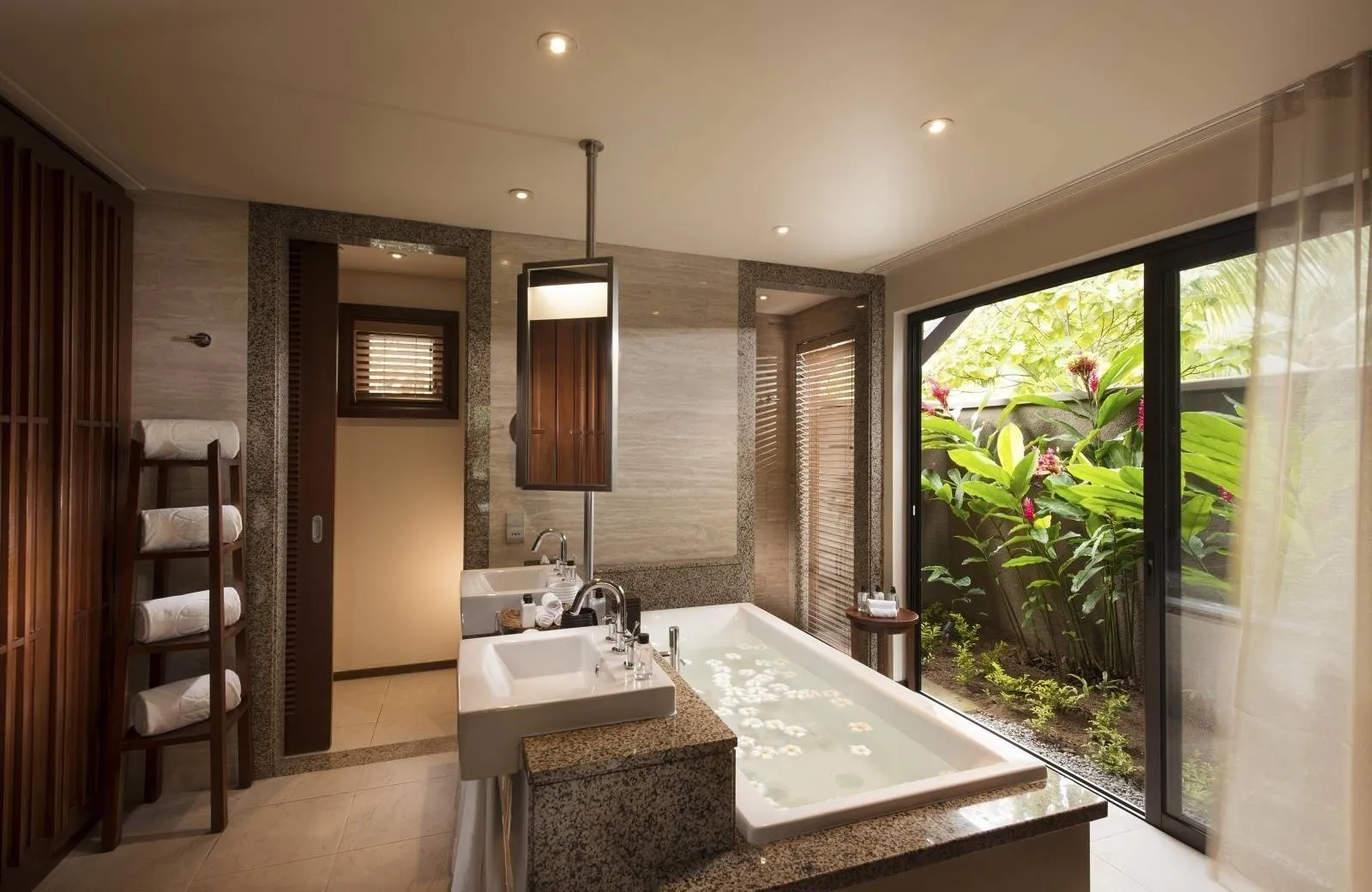 Constance Ephelia 5*