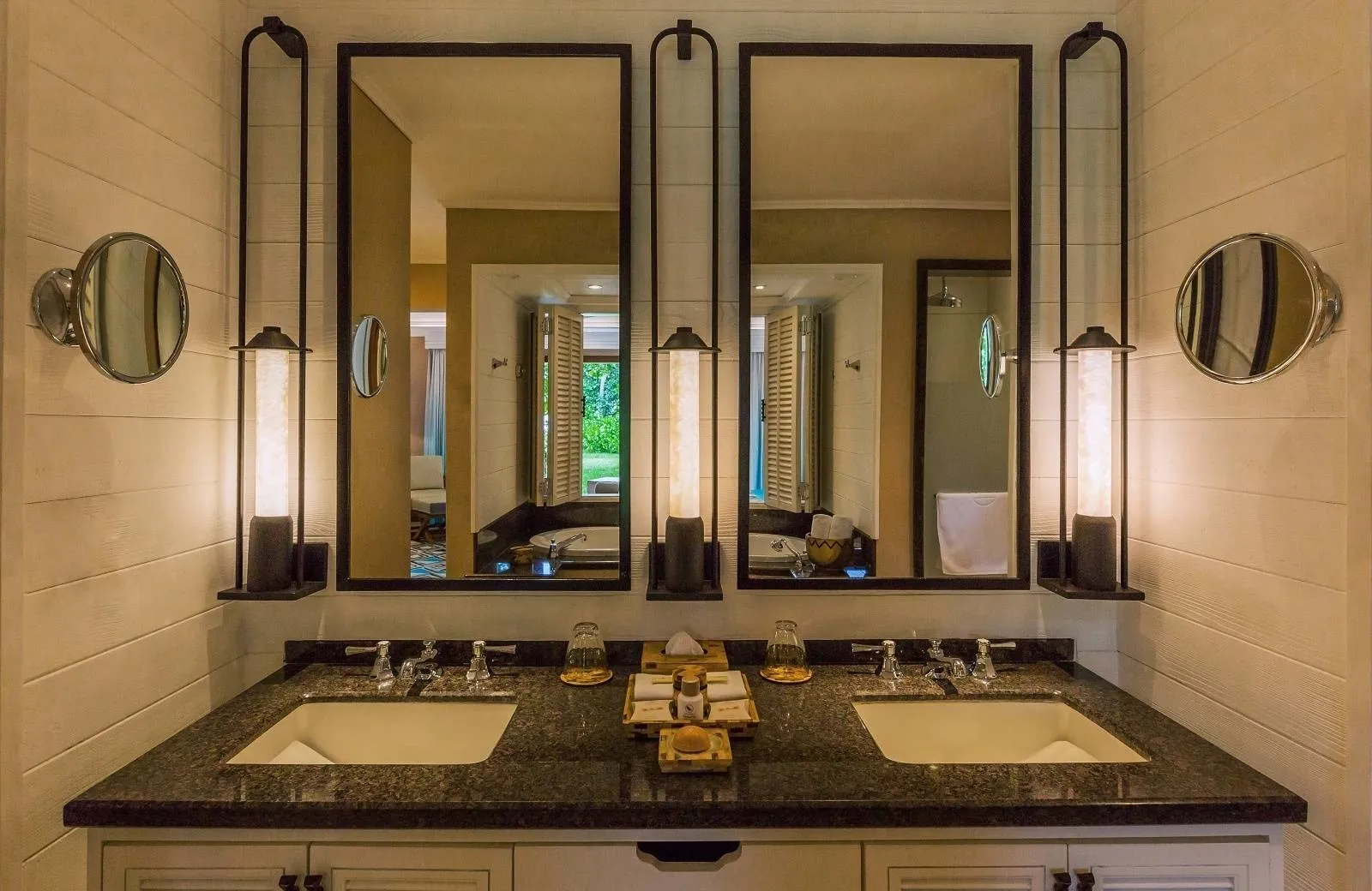 Constance Lemuria 5*