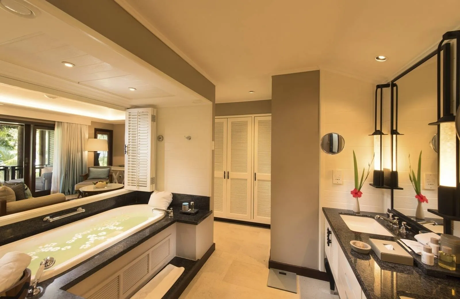 Constance Lemuria 5*