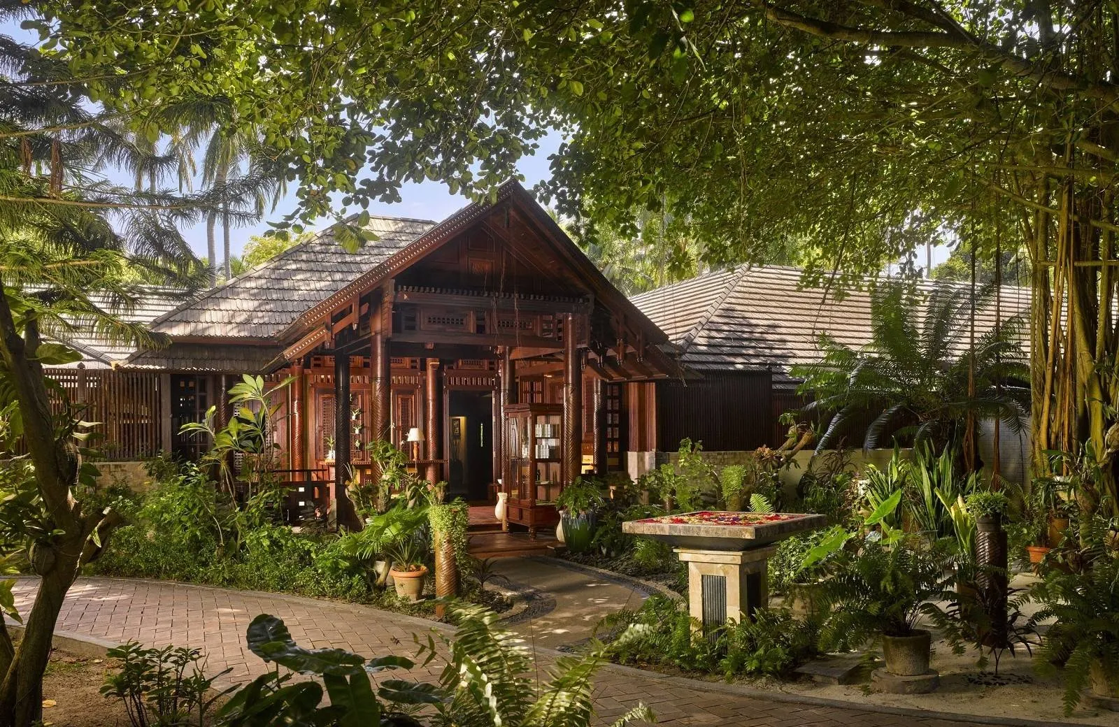 Royal Island Resort & Spa 5*