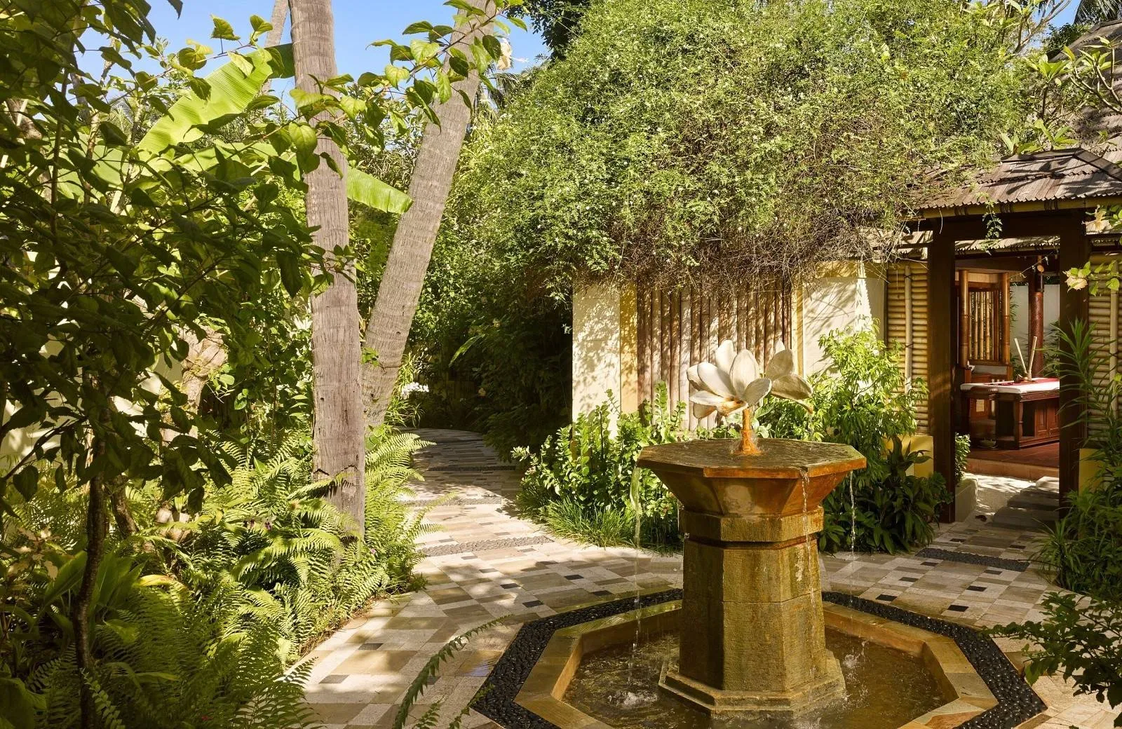 Royal Island Resort & Spa 5*