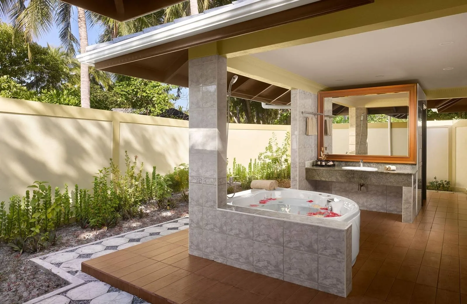 Royal Island Resort & Spa 5*