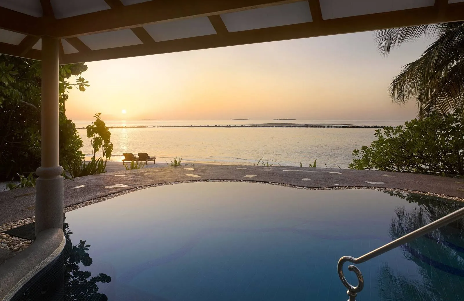 Royal Island Resort & Spa 5*