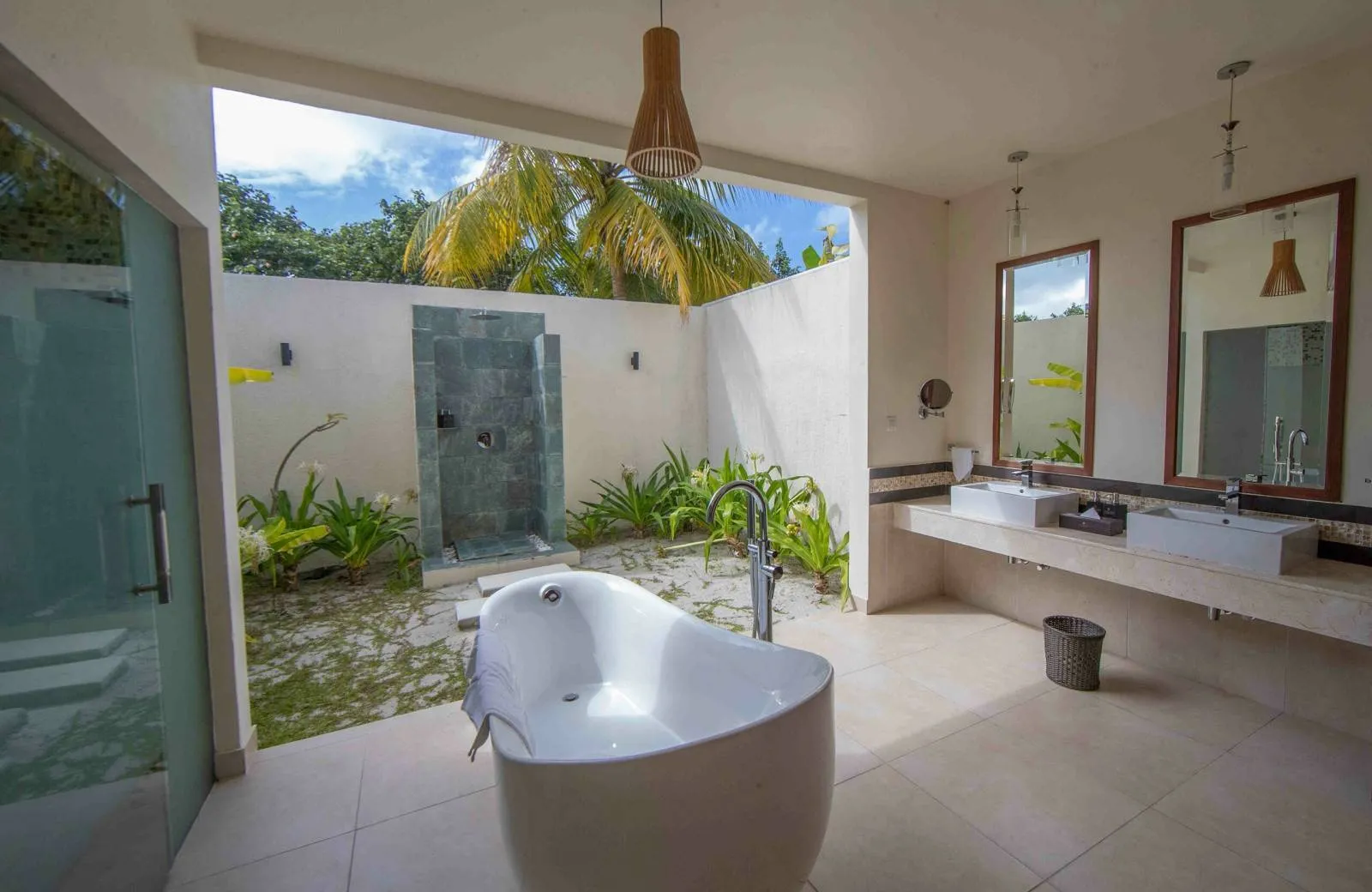 Furaveri Island Resort & Spa 5*