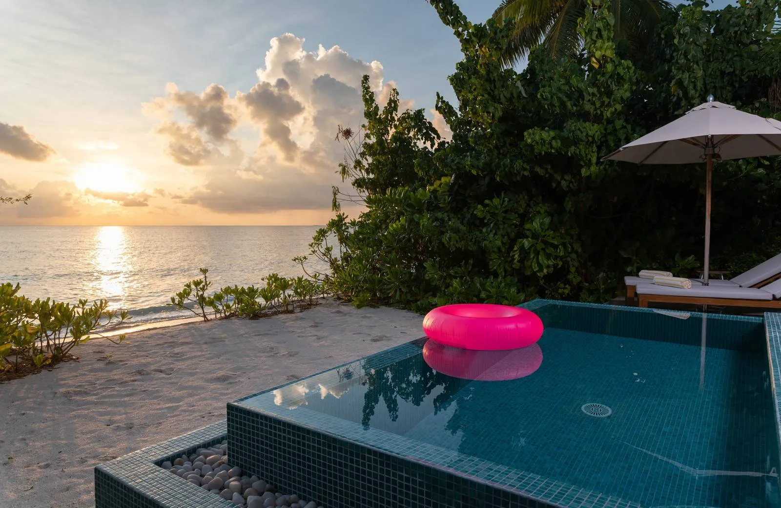 The Standard, Huruvalhi Maldives 5*