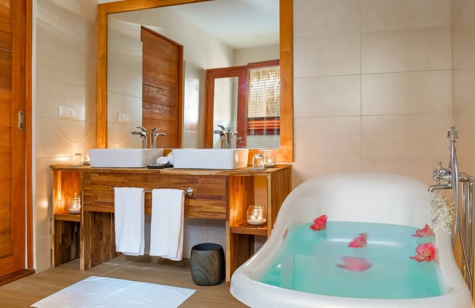 Kudafushi Resort & Spa 5*