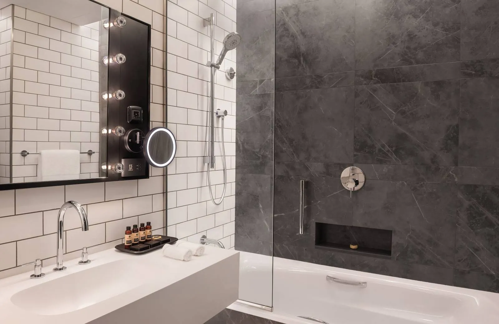 The WB Abu Dhabi, Curio Collection by Hilton 5*