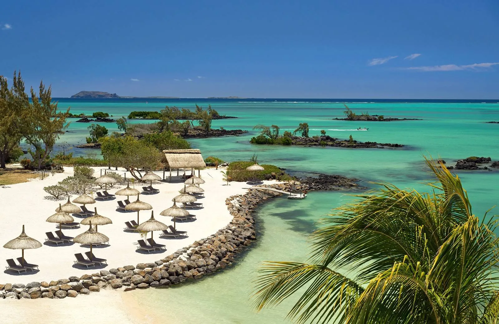 Lagoon Attitude Hotel 4*