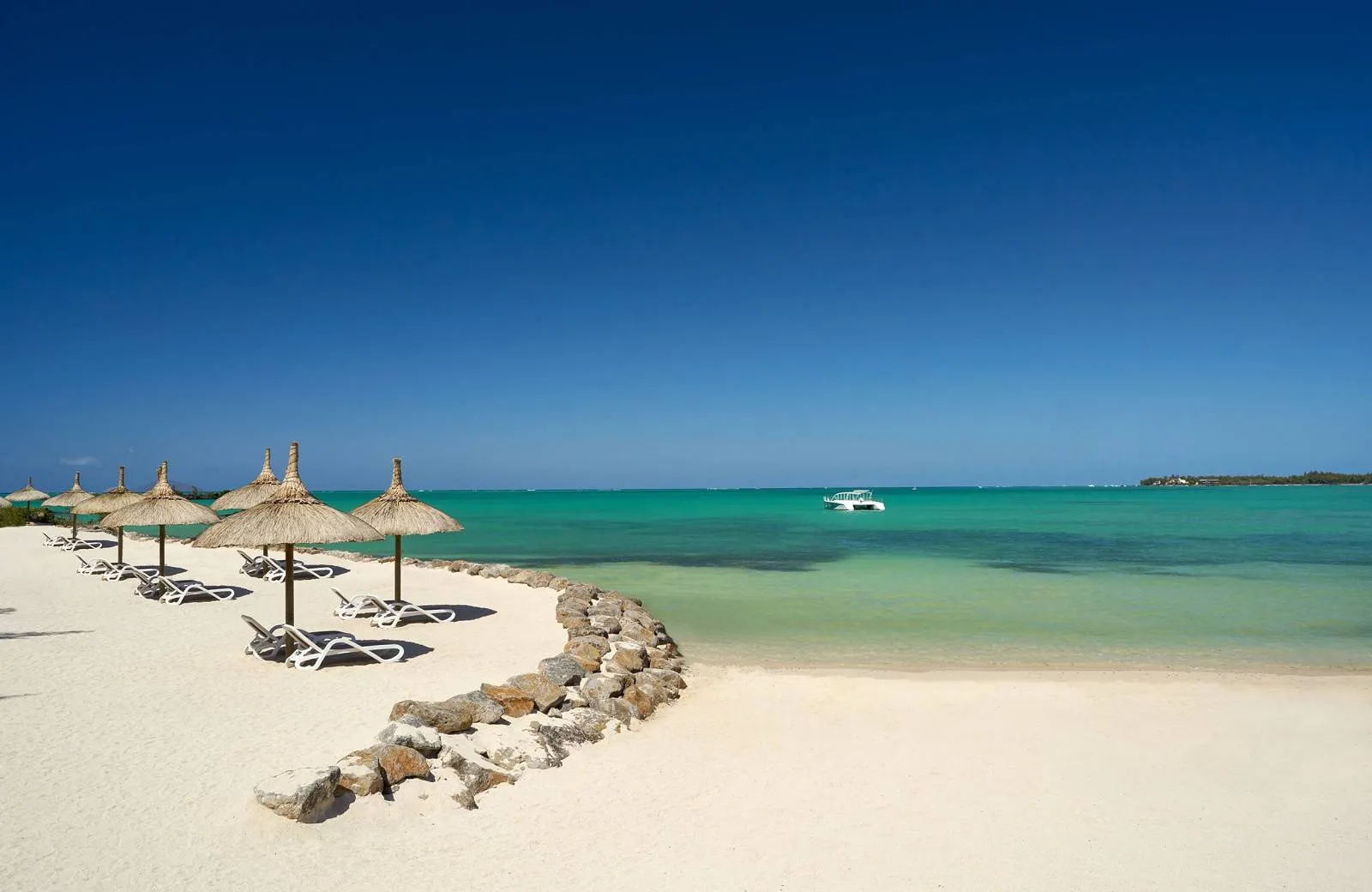 Lagoon Attitude Hotel 4*