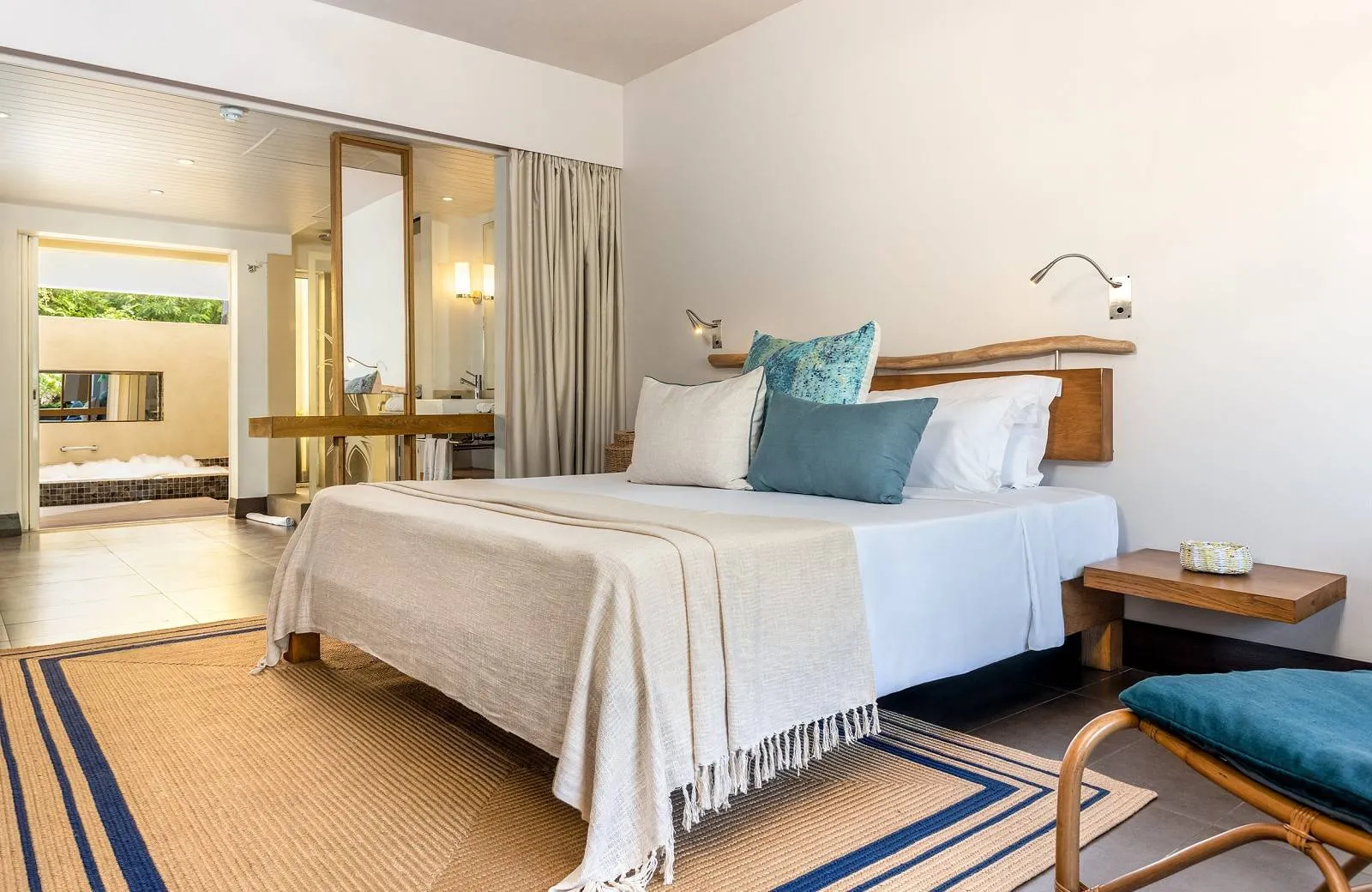 Lagoon Attitude Hotel 4*