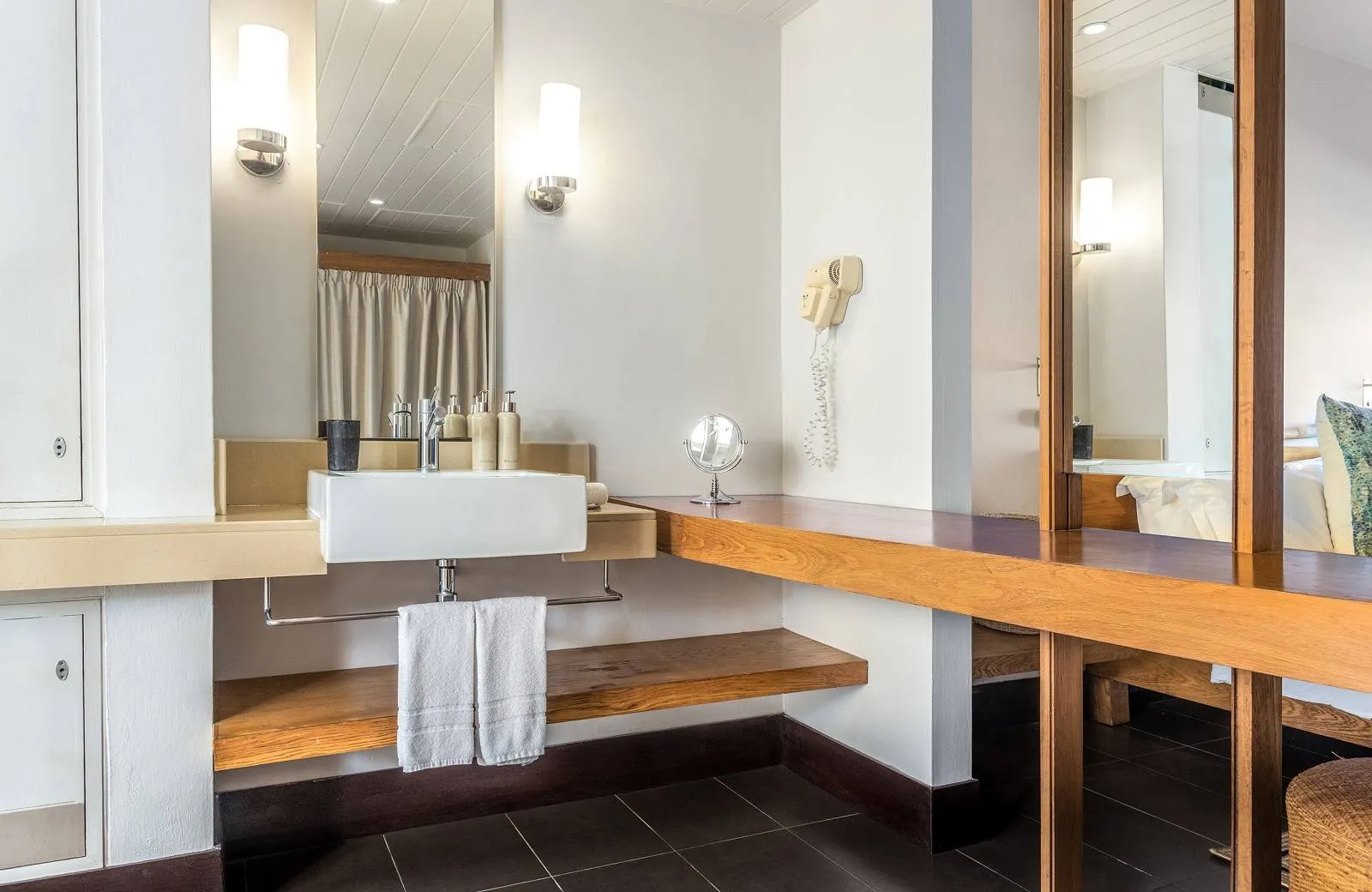 Lagoon Attitude Hotel 4*