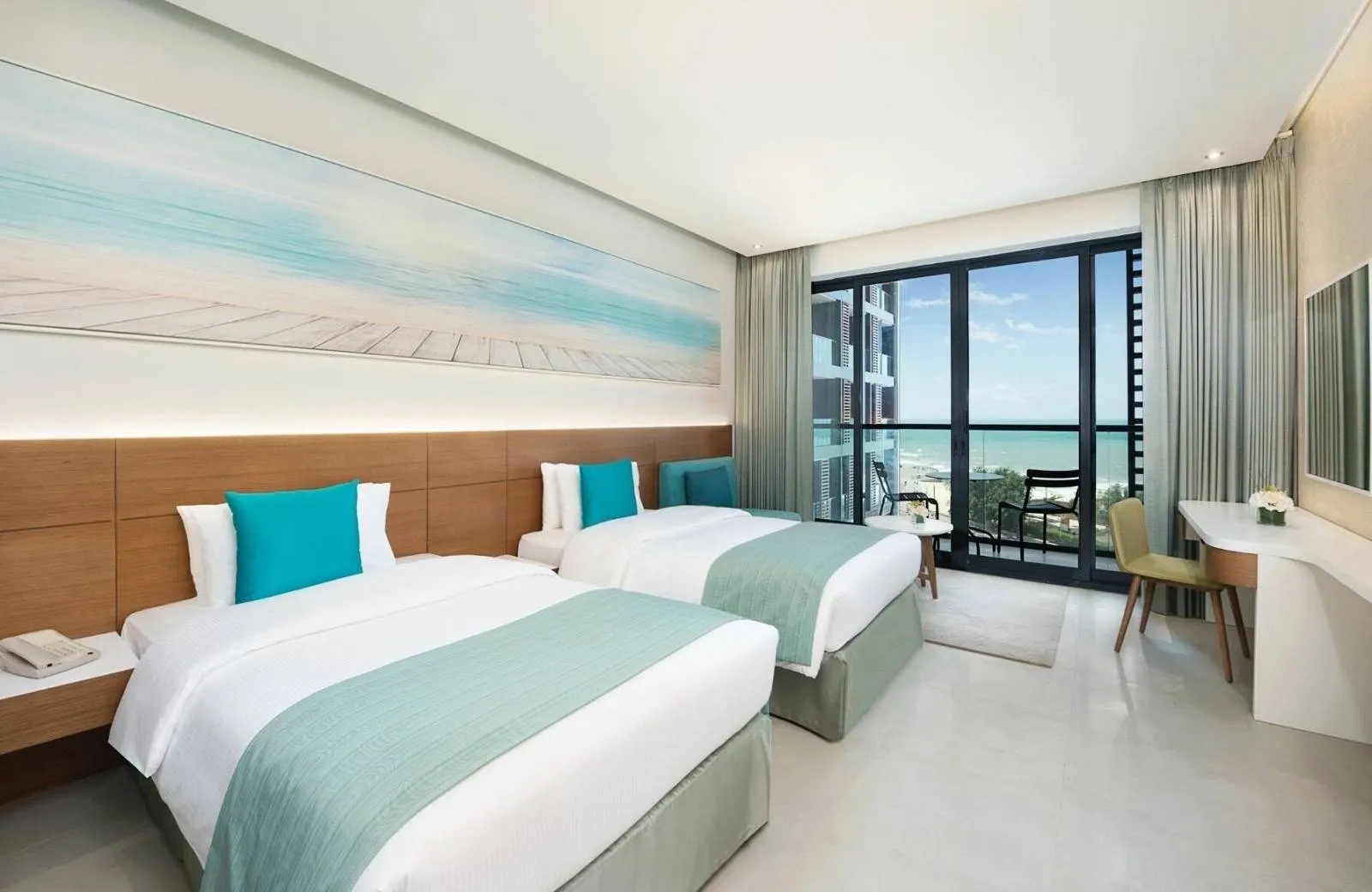 Wyndham Garden Ajman Corniche 4*