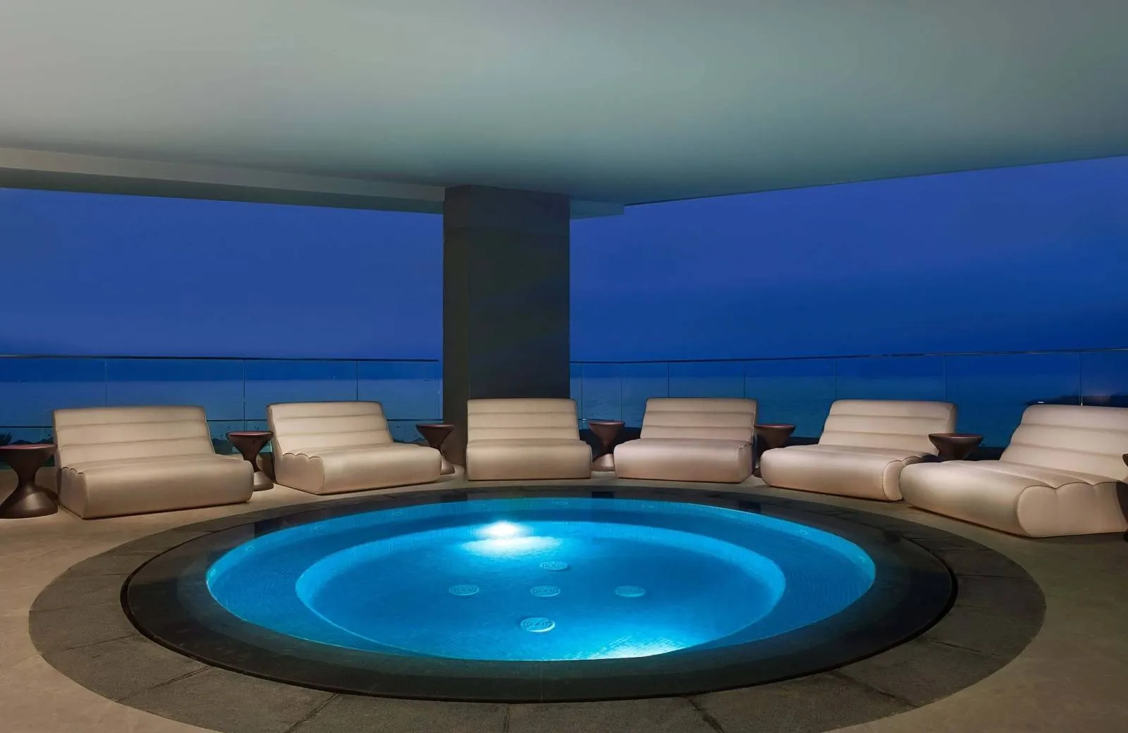 Wyndham Garden Ajman Corniche 4*