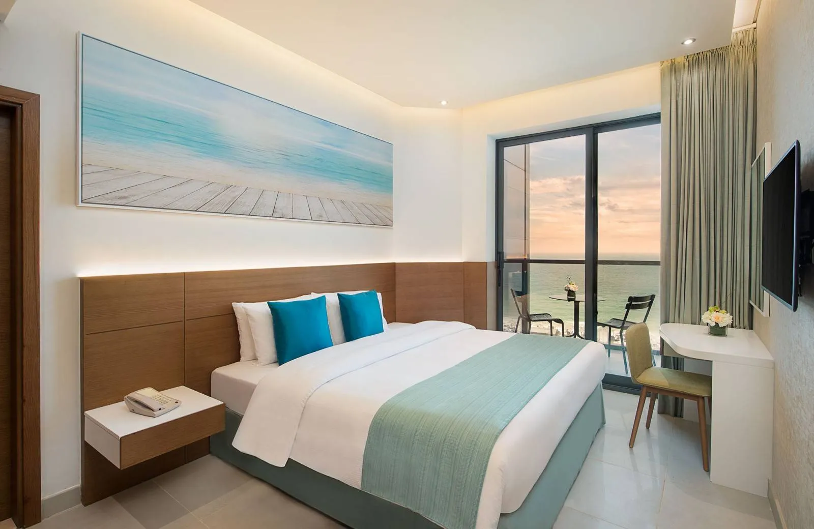 Wyndham Garden Ajman Corniche 4*