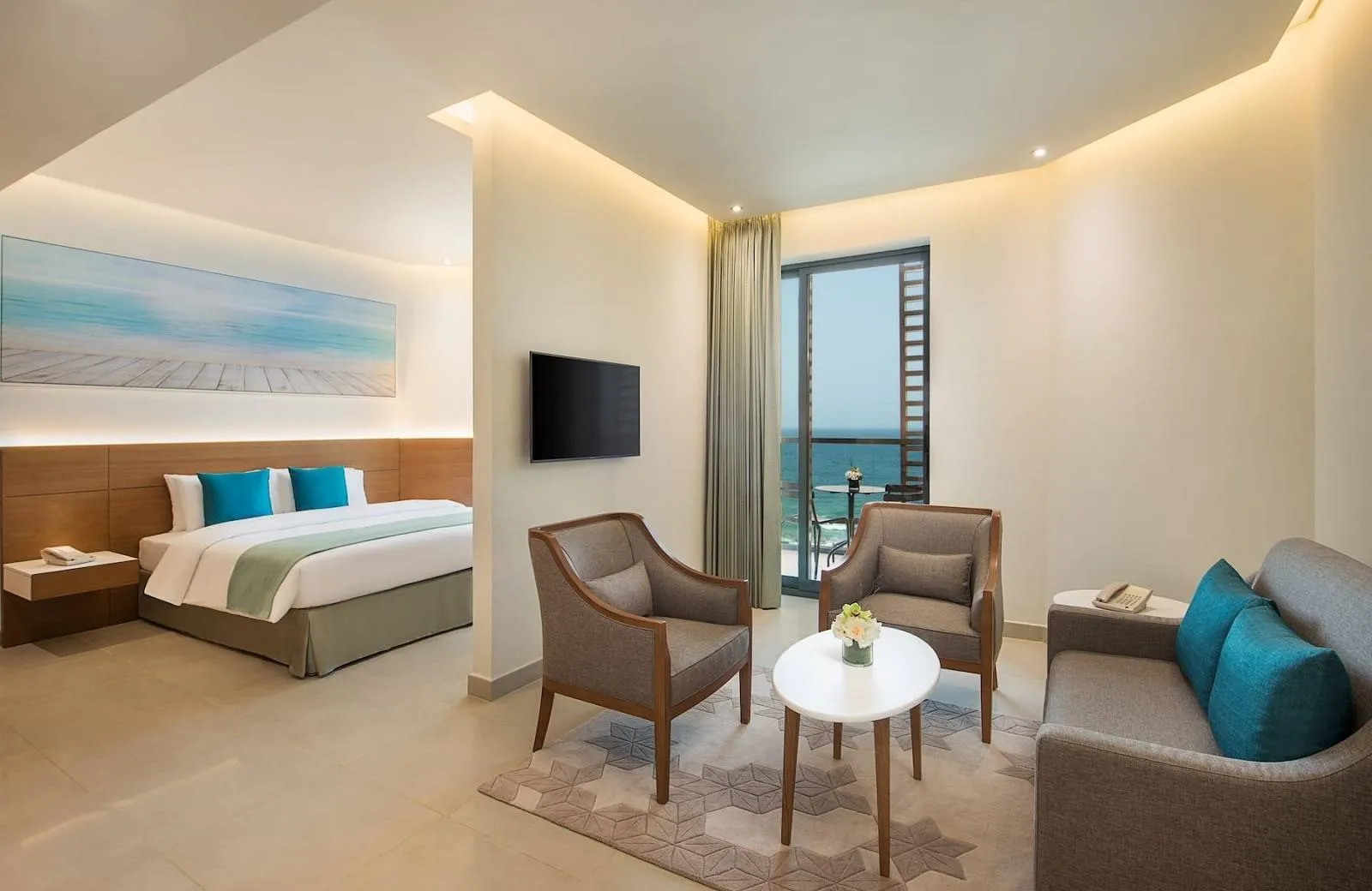 Wyndham Garden Ajman Corniche 4*