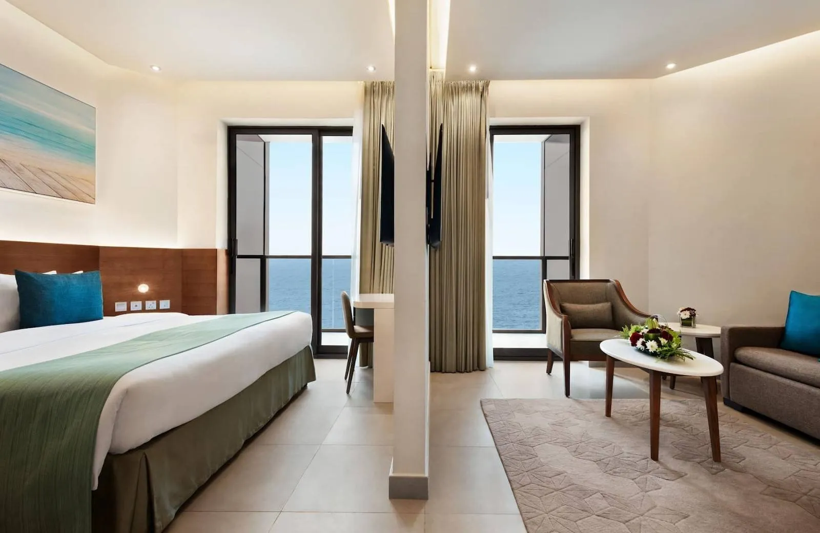 Wyndham Garden Ajman Corniche 4*