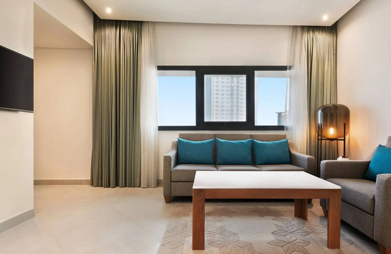 Wyndham Garden Ajman Corniche 4*