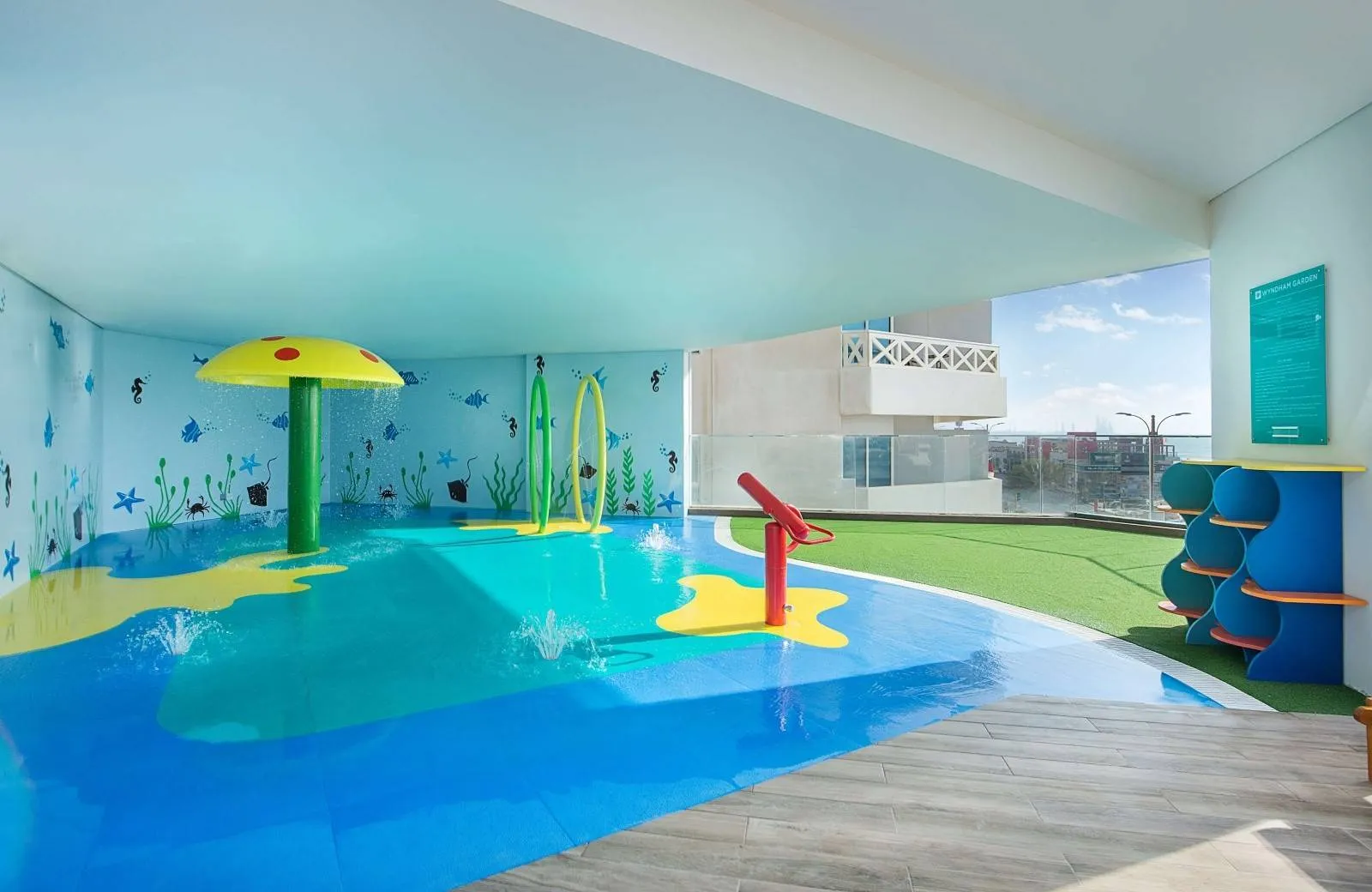 Wyndham Garden Ajman Corniche 4*