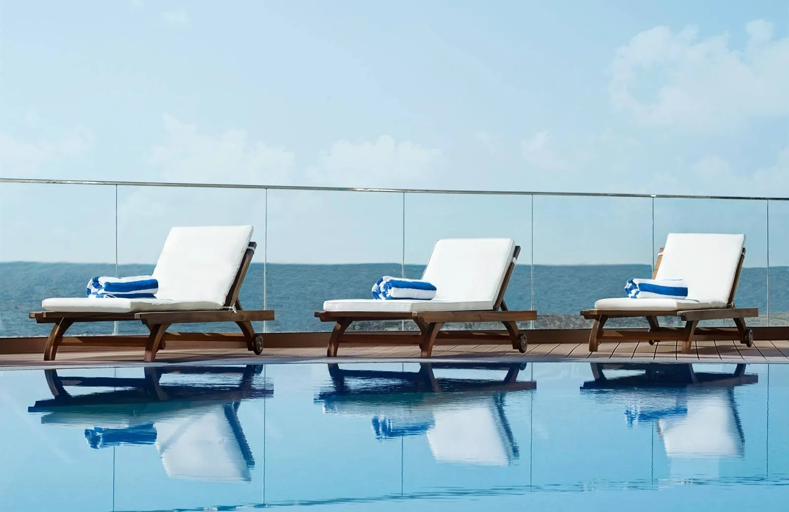 Wyndham Garden Ajman Corniche 4*