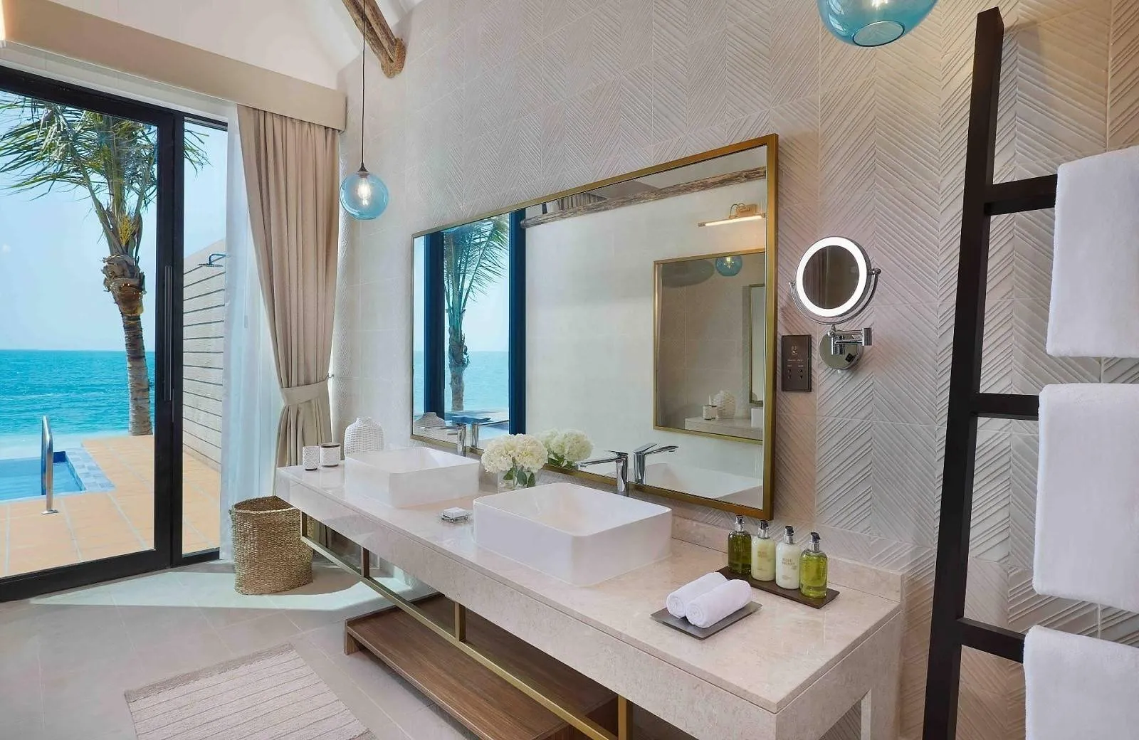 Anantara World Islands Dubai Resort 5*